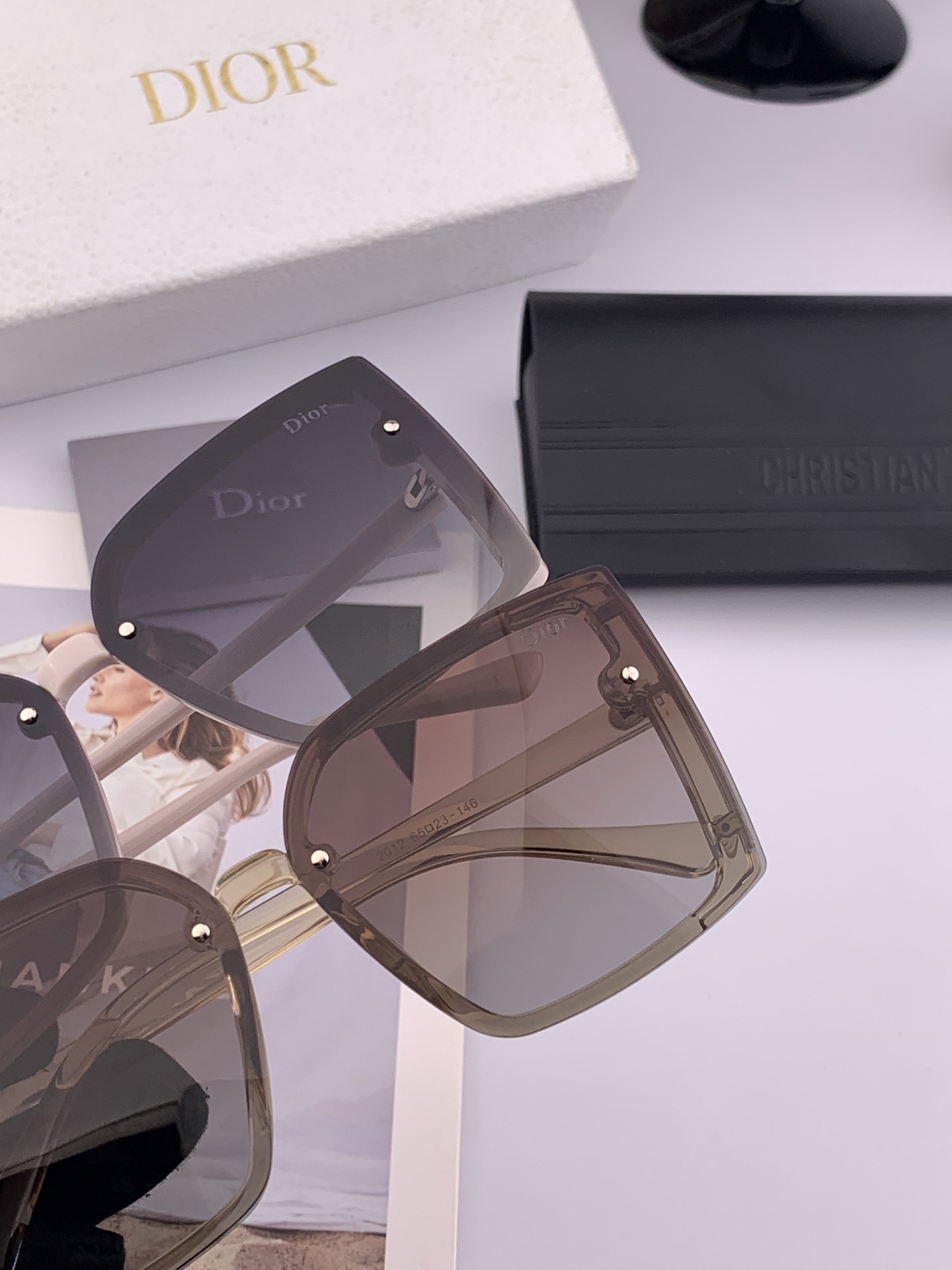  DIOR  开春新款  潮流爆款 时尚方框太阳镜 高品质 佩戴舒适 网红潮款墨镜 型号CD2985