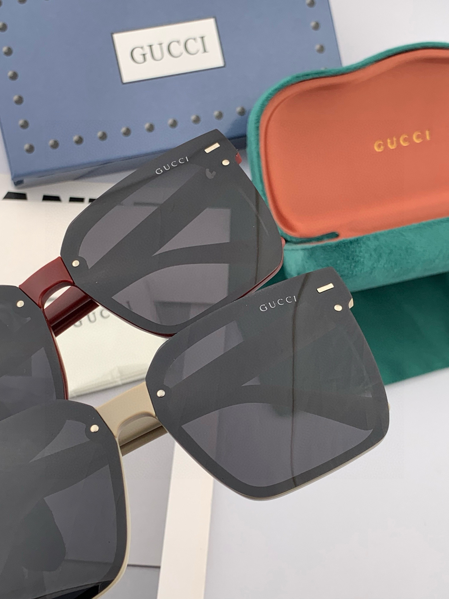   Gucci   经典的方框设计，不挑脸型，无论搭配大衣还是连衣裙都非常显气质尼龙偏光镜片预防紫外线 