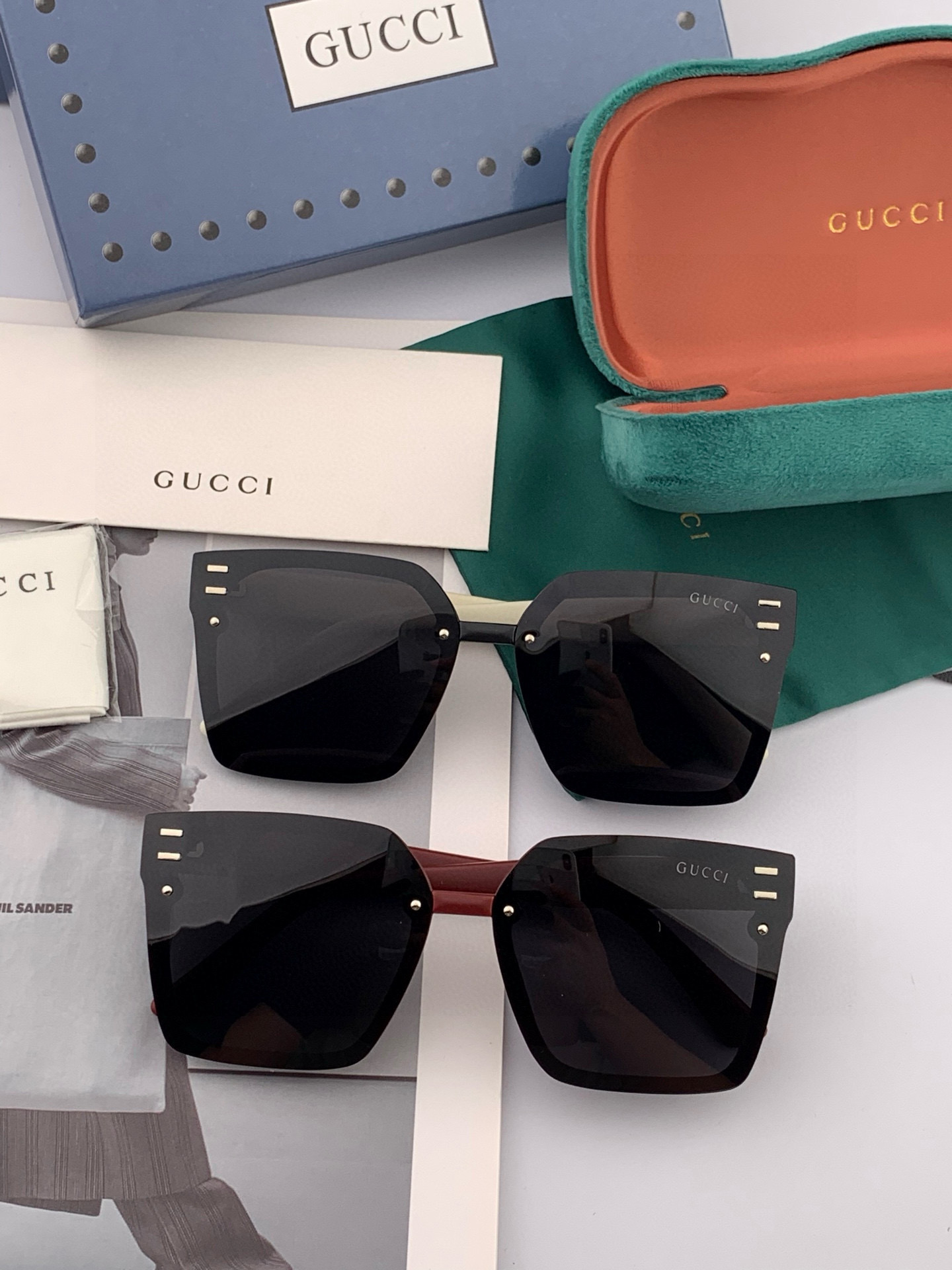   Gucci   经典的方框设计，不挑脸型，无论搭配大衣还是连衣裙都非常显气质尼龙偏光镜片预防紫外线 