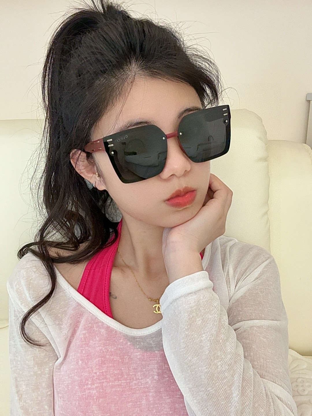   Gucci   经典的方框设计，不挑脸型，无论搭配大衣还是连衣裙都非常显气质尼龙偏光镜片预防紫外线 