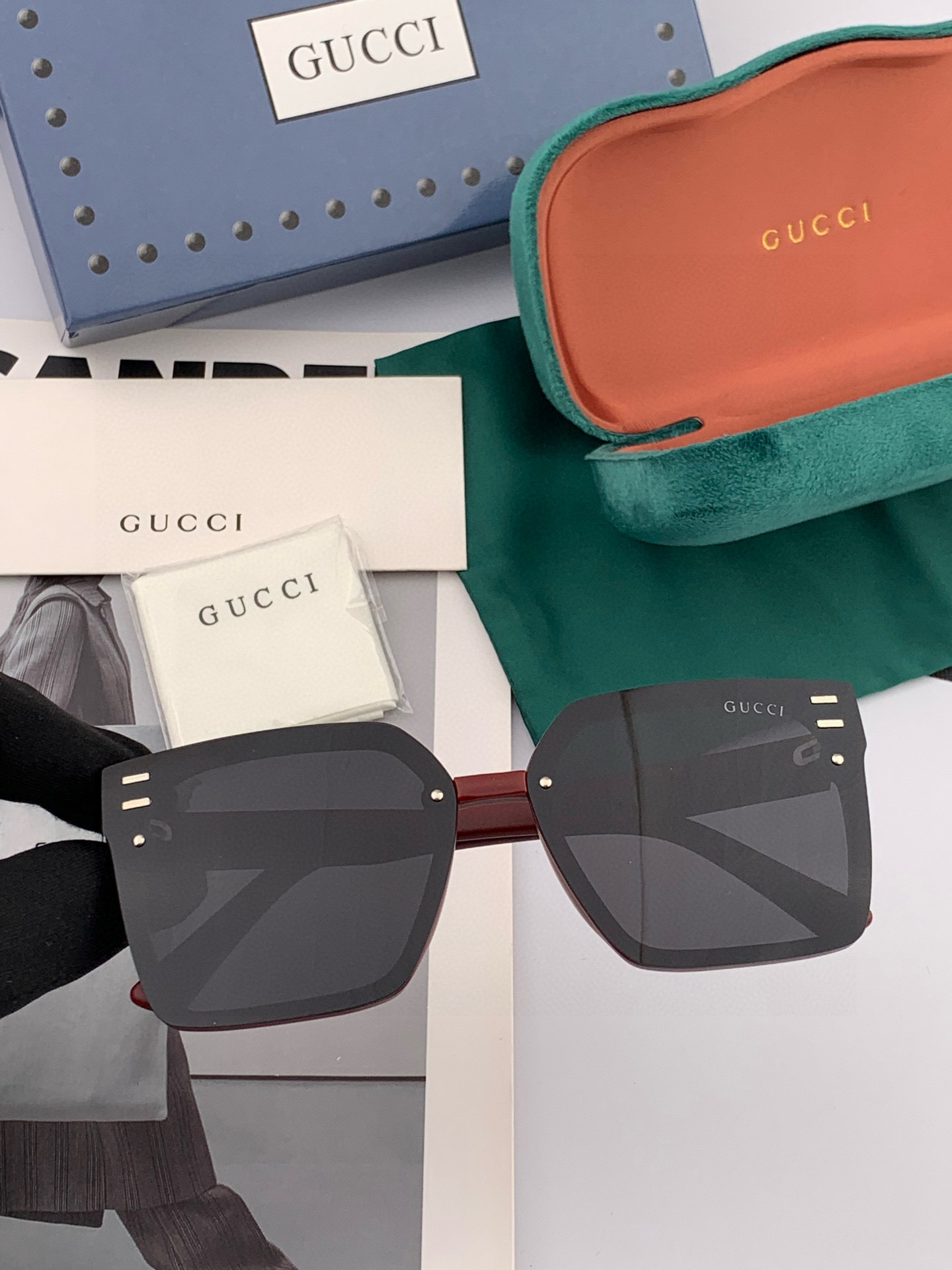   Gucci   经典的方框设计，不挑脸型，无论搭配大衣还是连衣裙都非常显气质尼龙偏光镜片预防紫外线 