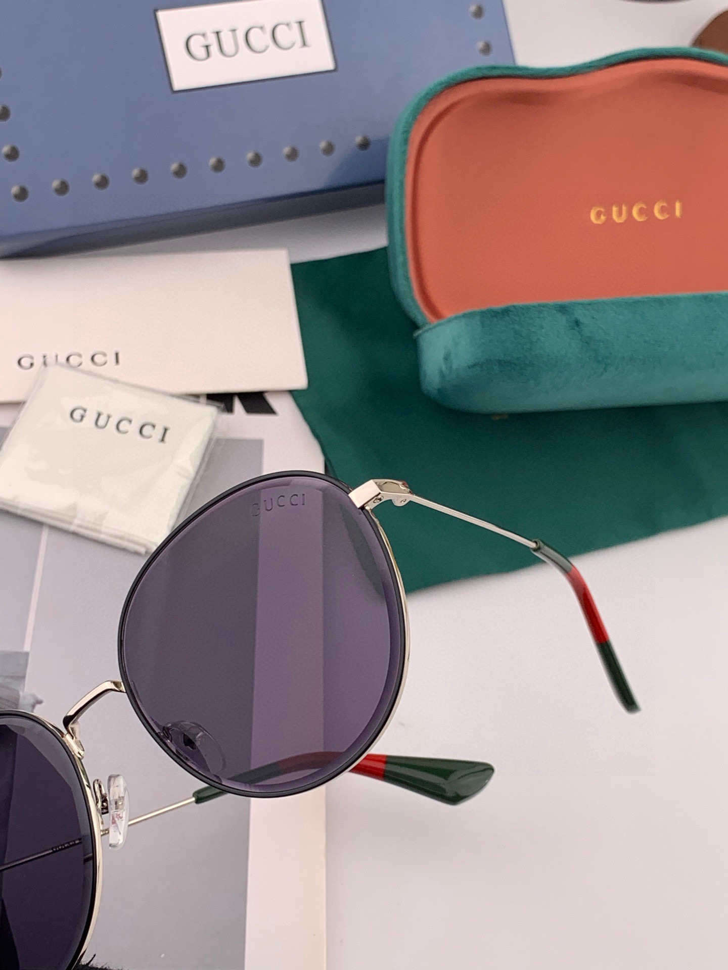   GUCCI  新款尼龙偏光太眼镜，无框钻石 切边更有质感，大气女人范儿，大脸小脸都好看 ！型号：G0