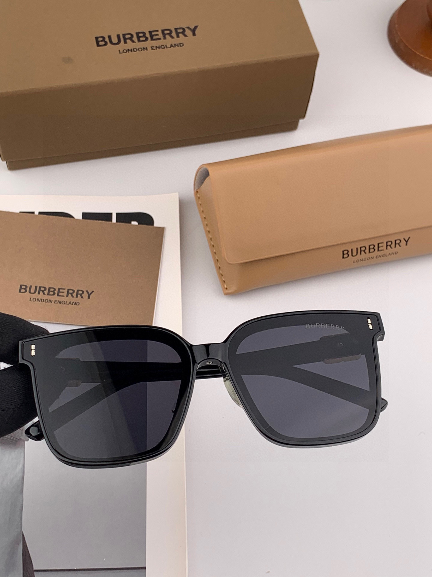  🎈原版出货 巴宝莉网红超爆款💙经典奢华全球风强酷亲亲 时尚方框太阳镜得意 气质非凡😄 经典大框款式太阳