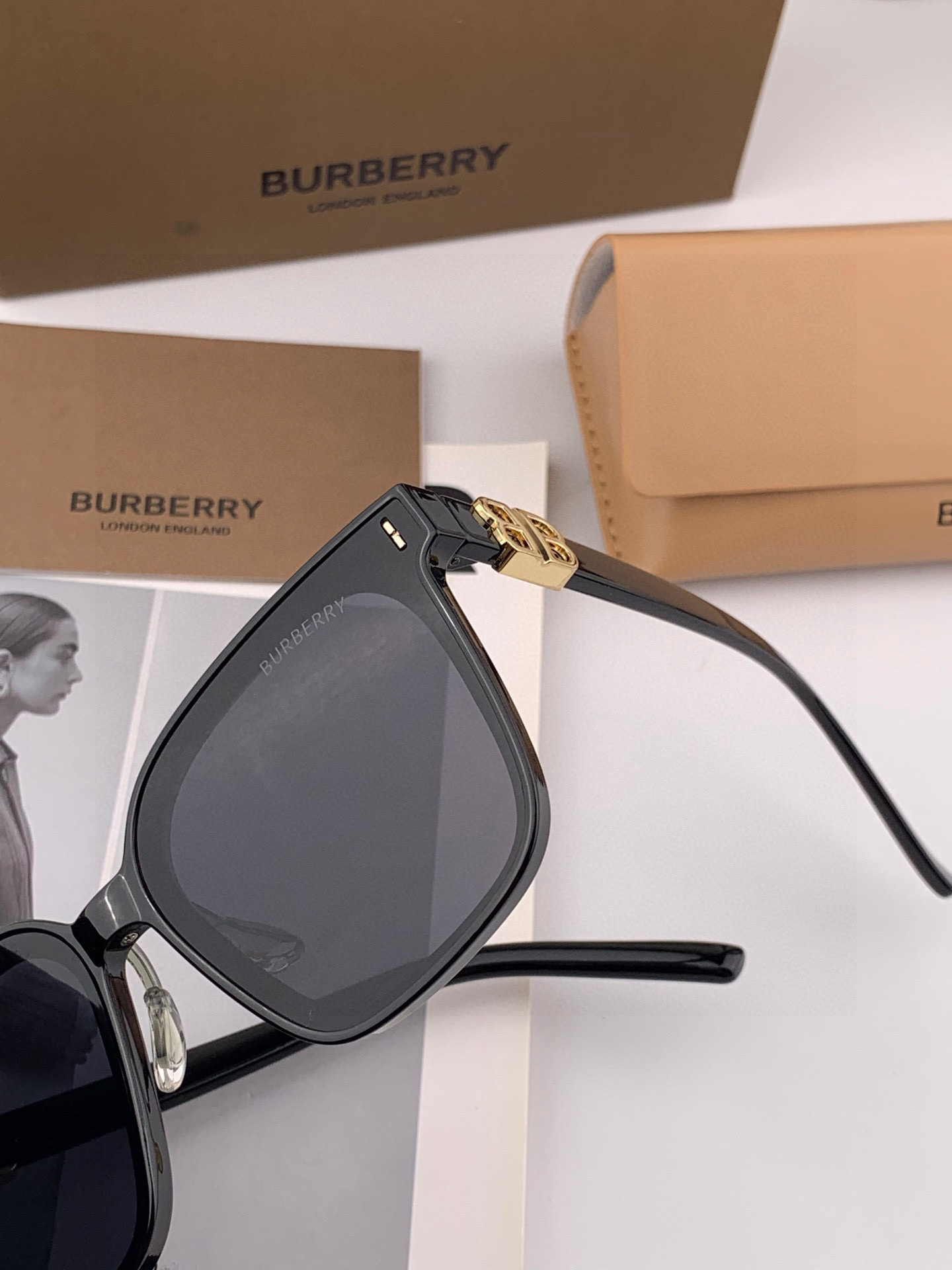  🎈原版出货 巴宝莉网红超爆款💙经典奢华全球风强酷亲亲 时尚方框太阳镜得意 气质非凡😄 经典大框款式太阳