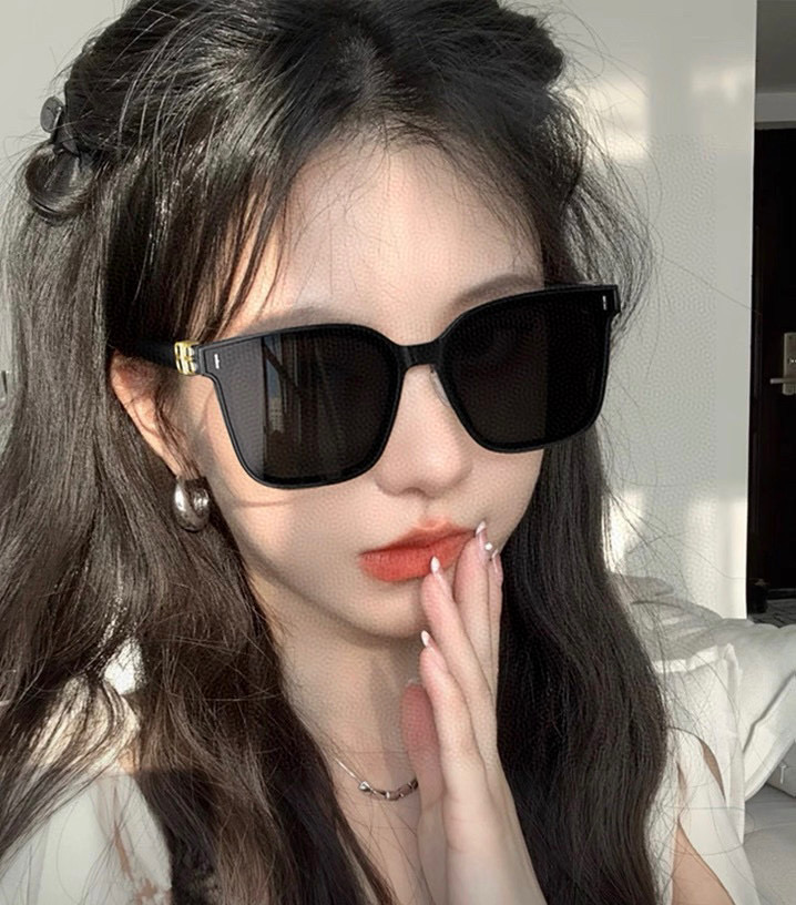  🎈原版出货 巴宝莉网红超爆款💙经典奢华全球风强酷亲亲 时尚方框太阳镜得意 气质非凡😄 经典大框款式太阳