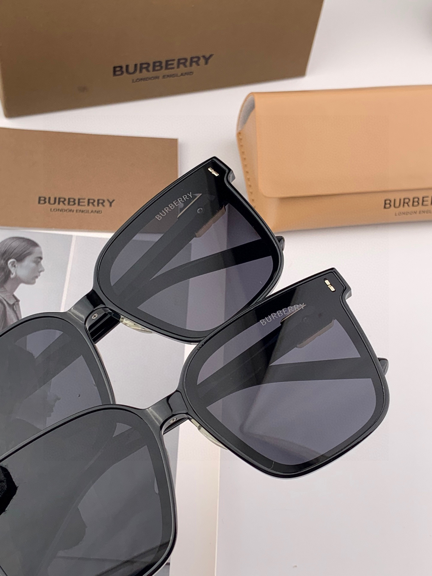  🎈原版出货 巴宝莉网红超爆款💙经典奢华全球风强酷亲亲 时尚方框太阳镜得意 气质非凡😄 经典大框款式太阳