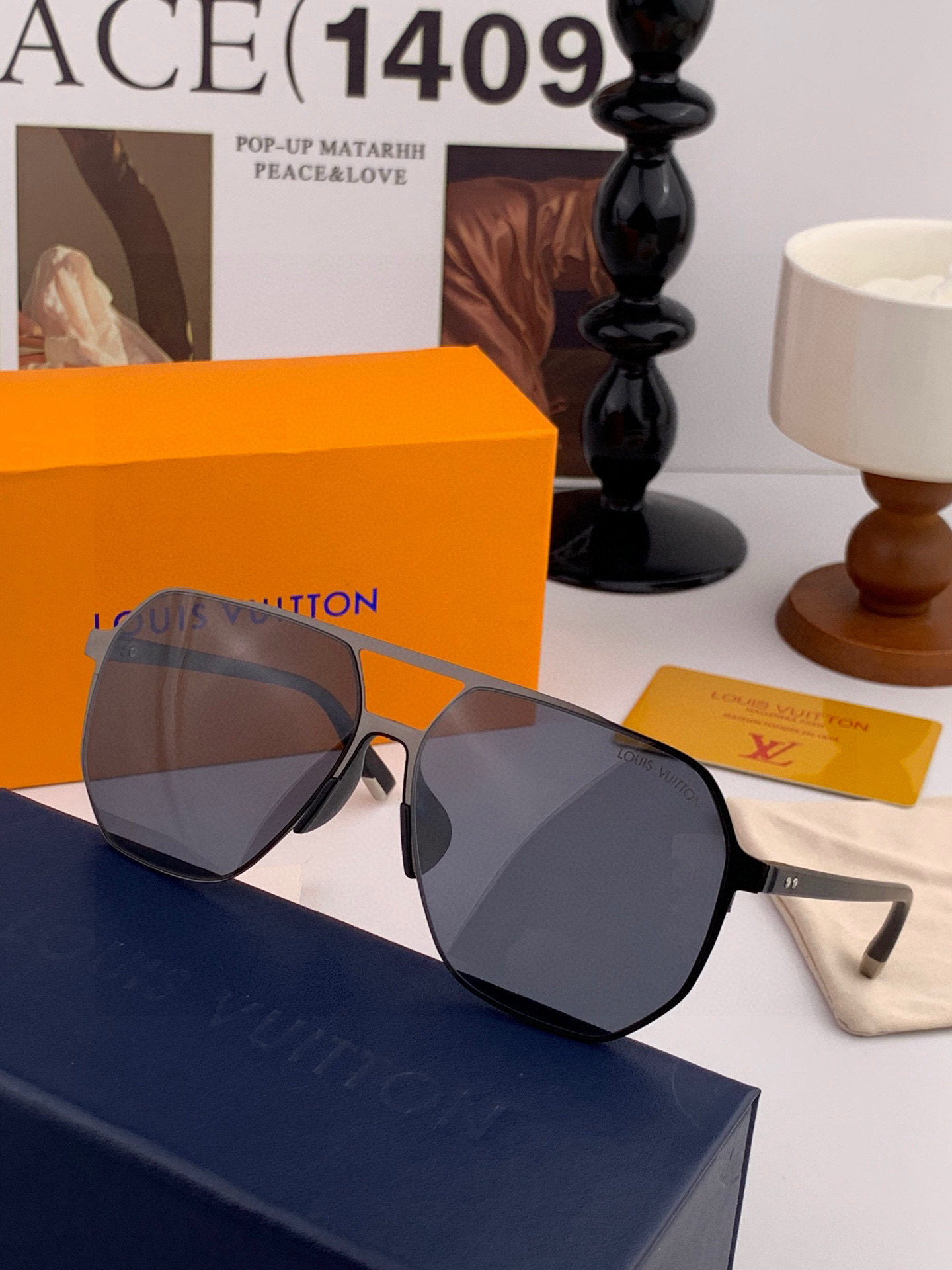      LV 男款炫彩飞行员偏光太阳镜 ❤️材质：高清尼龙加厚卡槽高清偏光镜片 🌹无边框镜架💕颜👍型