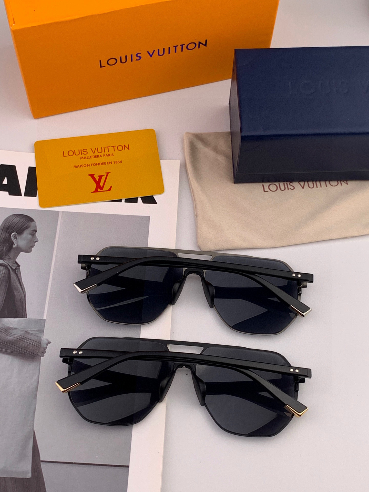       LV 男款炫彩飞行员偏光太阳镜 ❤️材质：高清尼龙加厚卡槽高清偏光镜片 🌹无边框镜架💕颜👍型