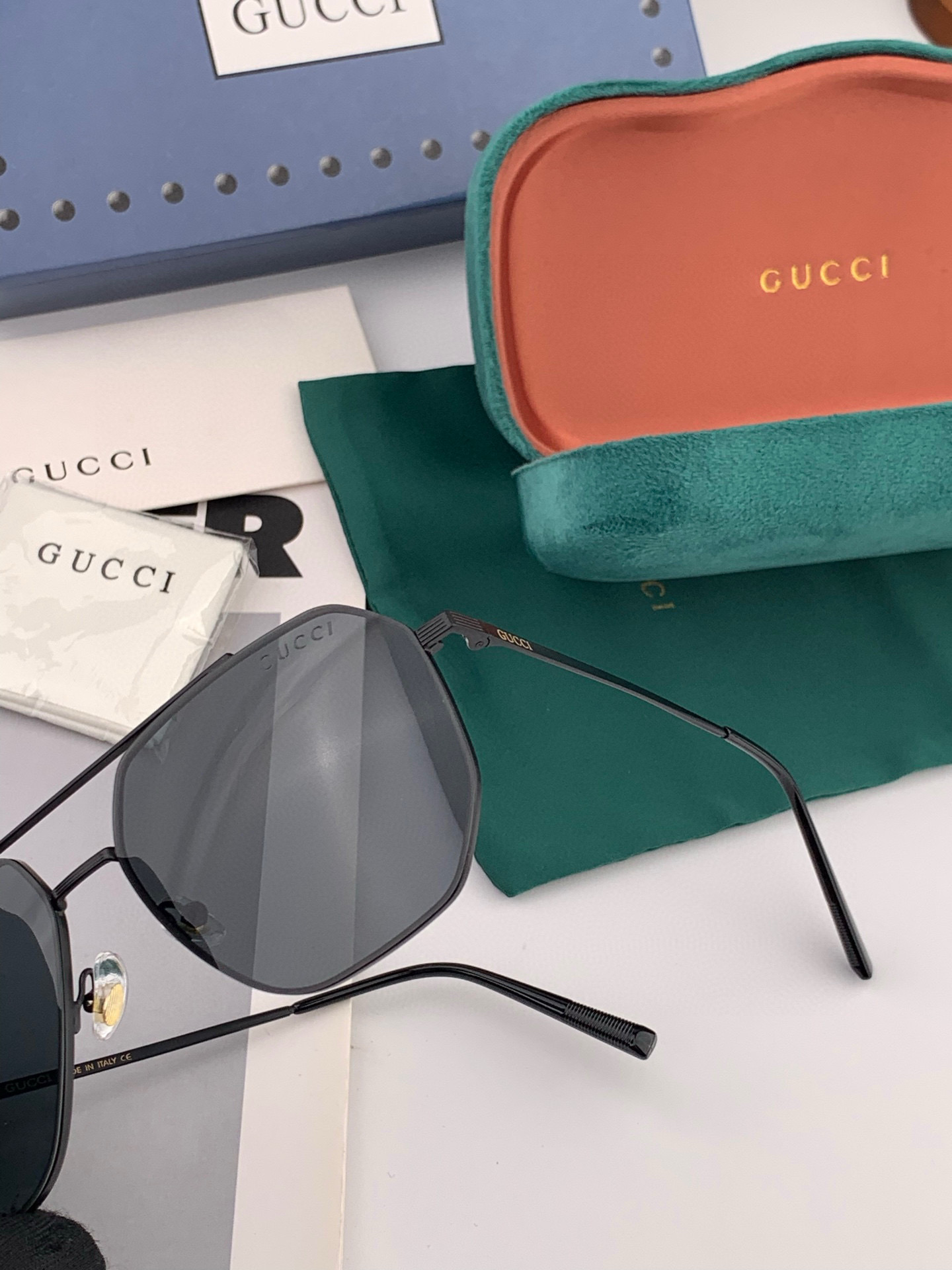         GUCCI 男款炫彩飞行员偏光太阳镜 ❤️材质：高清尼龙加厚卡槽高清偏光镜片 🌹无边框镜