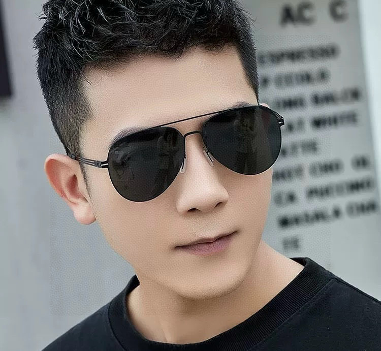      GUCC* 2025新款男女情侣款太阳iP电镀永不褪色 卖点：超轻超有弹性整幅眼镜无螺丝重要的