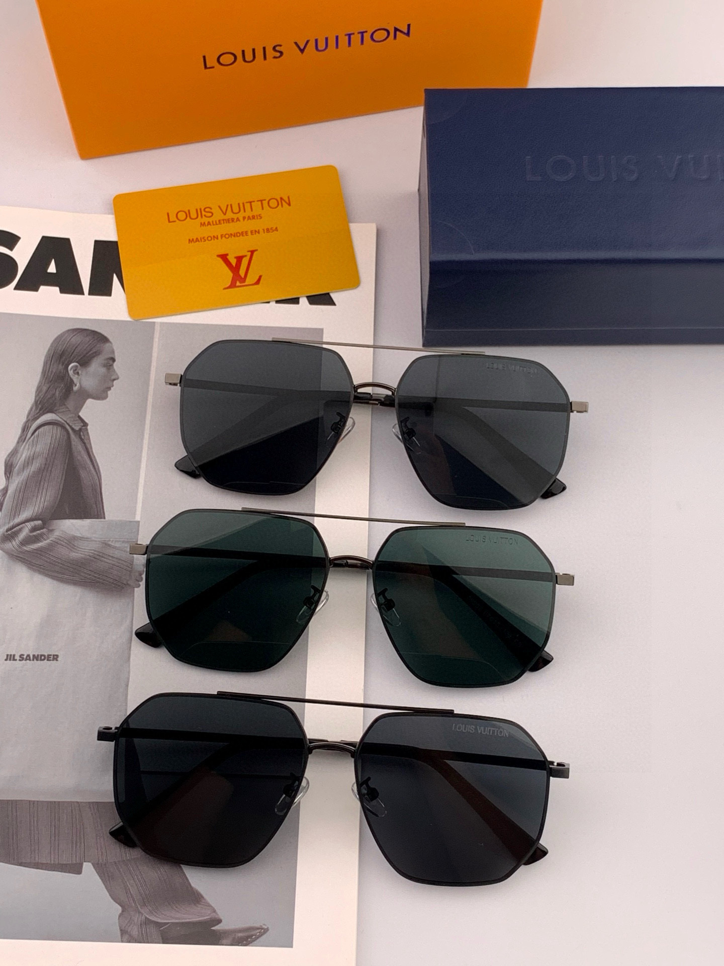       LV 男款炫彩飞行员偏光太阳镜 ❤️材质：高清尼龙加厚卡槽高清偏光镜片 🌹无边框镜架💕颜👍型