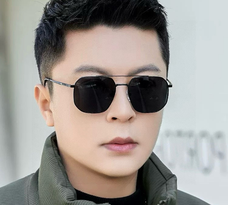       LV 男款炫彩飞行员偏光太阳镜 ❤️材质：高清尼龙加厚卡槽高清偏光镜片 🌹无边框镜架💕颜👍型