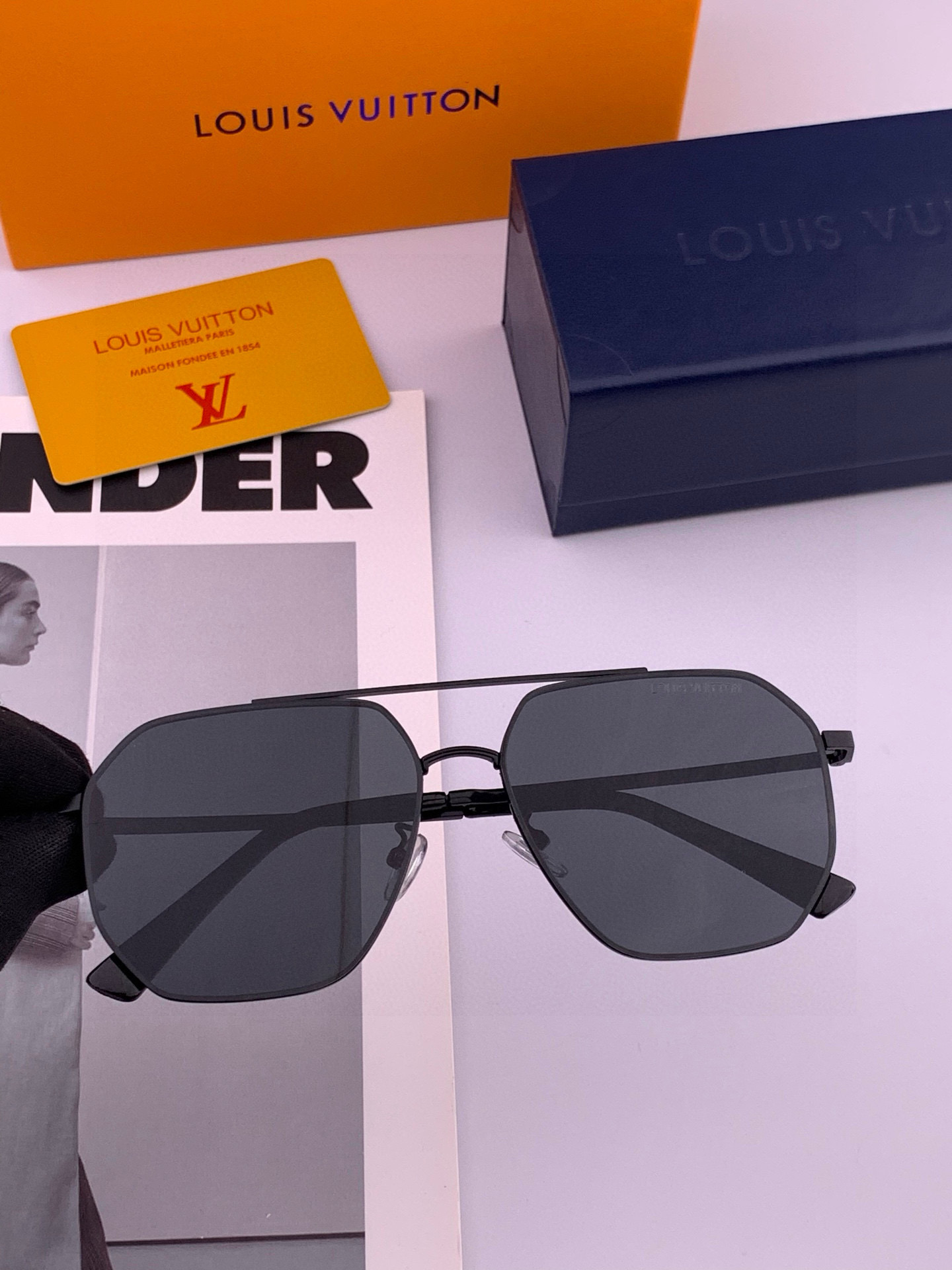       LV 男款炫彩飞行员偏光太阳镜 ❤️材质：高清尼龙加厚卡槽高清偏光镜片 🌹无边框镜架💕颜👍型