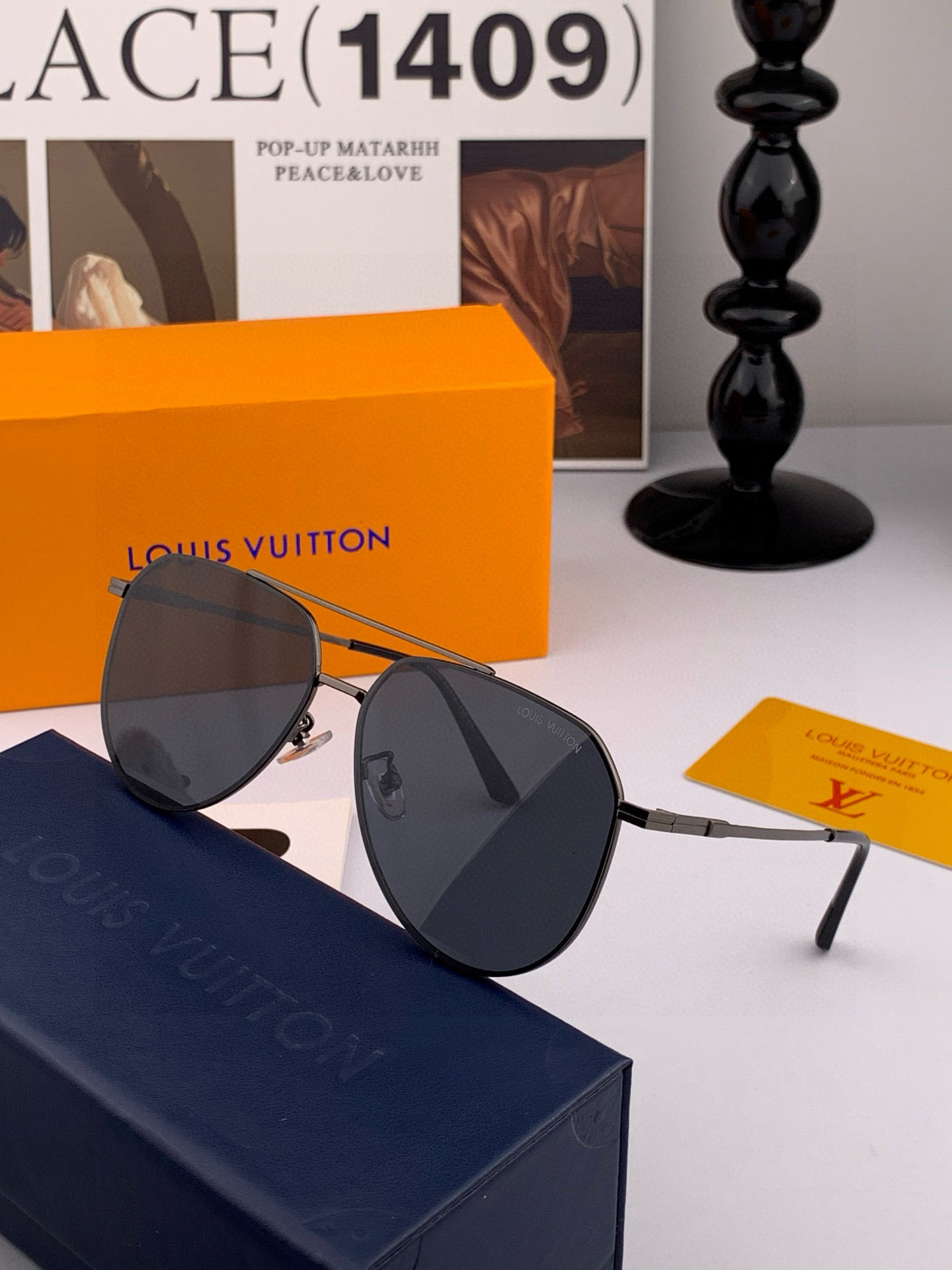       LV 男款炫彩飞行员偏光太阳镜 ❤️材质：高清尼龙加厚卡槽高清偏光镜片 🌹无边框镜架💕颜👍型