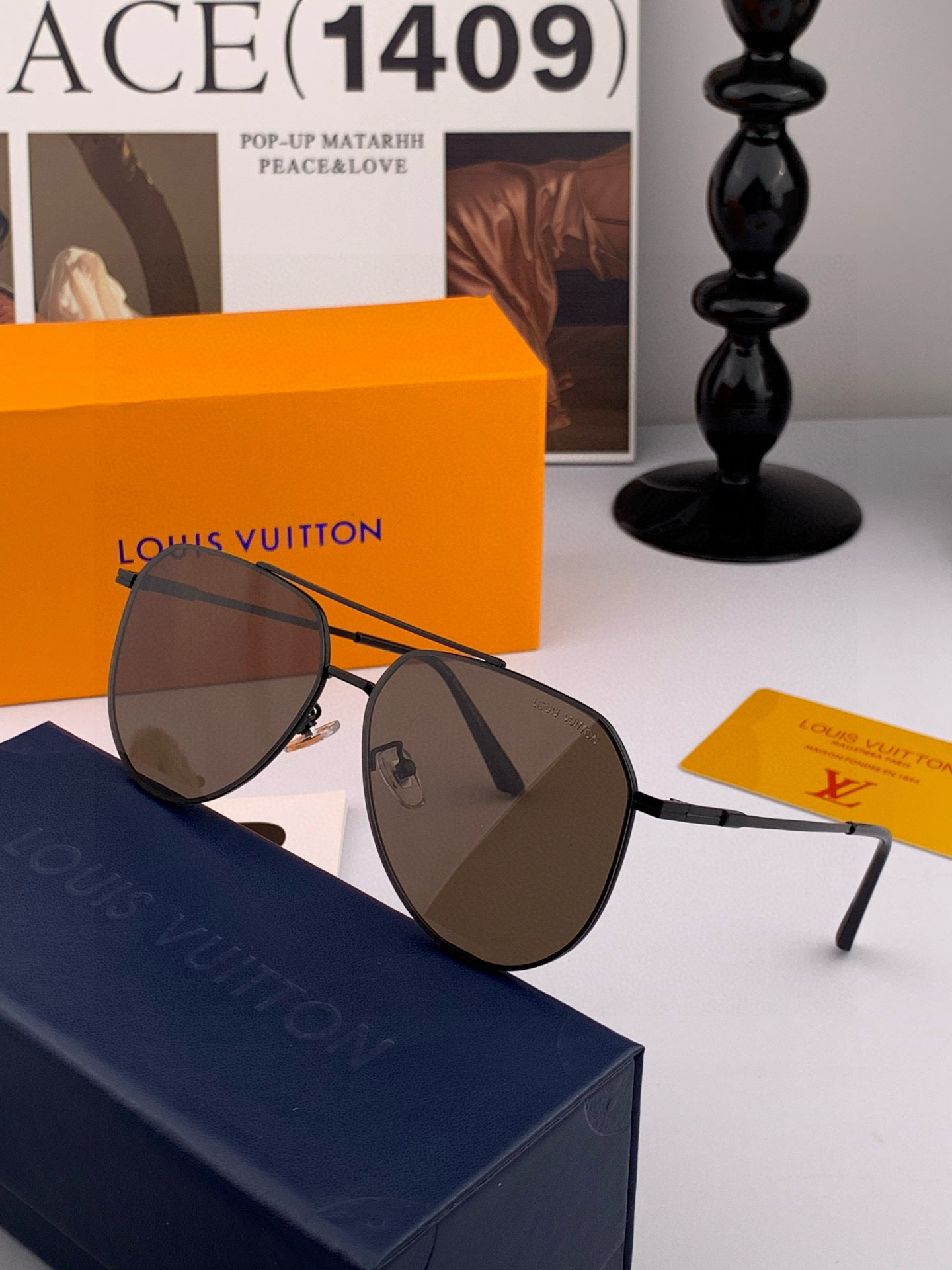       LV 男款炫彩飞行员偏光太阳镜 ❤️材质：高清尼龙加厚卡槽高清偏光镜片 🌹无边框镜架💕颜👍型