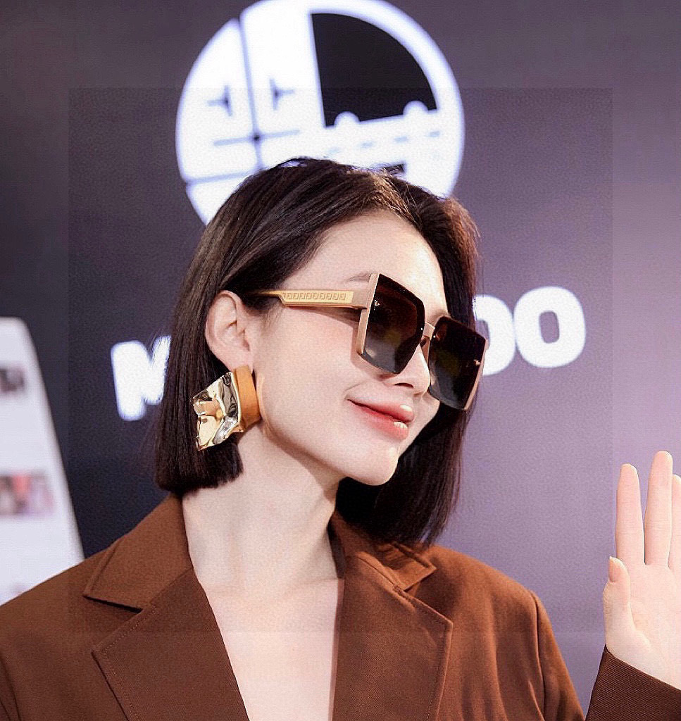 NO:373106,【Fendi】2025 new spring model trendy fashion square polarized sunglasses high quality comfortable to wear Internet celebrity trendy sunglasses women's high definition polarized sunglasses high quality TR frame Model FD8191 glasses sunglasses sunglasses, glasses, fendi19860909【芬迪】2025开春新款 潮流爆款 时尚方框偏光太阳镜 高品质 佩戴舒适 网红潮款墨镜 女士高清偏光太阳镜 高品质TR镜框 型号FD8191眼镜墨镜太阳镜,眼镜,fendi,glasses