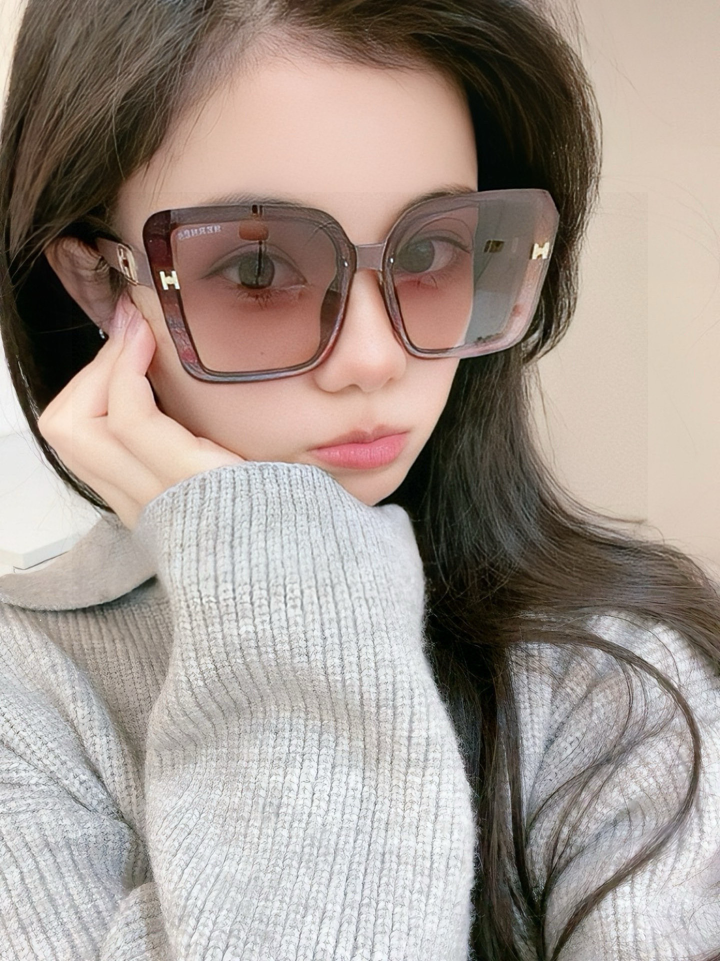 NO:373100,Hermes classic square frame design, not picky about face shape, it looks very elegant whether it is matched with a coat or a dress, lenses prevent UV rays. Model H1303 glasses sunglasses sunglasses, glasses, hermes, skirts19860909爱马仕经典的方框设计,不挑脸型,无论搭配大衣还是连衣裙都非常显气质镜片预防紫外线 型号H1303眼镜墨镜太阳镜,眼镜,hermes,skirts,glasses