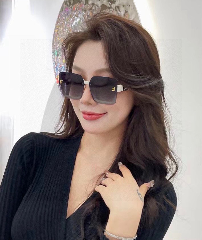 NO:373111,Fendi New Spring Style Square Sunglasses. Internet celebrities from all walks of life have brought full aura and are playful and sweet. The face is better. The metal texture is super good. Model FD50212 Glasses Sunglasses, Sunglasses, Fendi19860909芬迪 开春新款 方框太阳镜 各路网红纷纷带起气场满分 俏皮甜美.上脸效果更佳.金属质感超好 型号FD50212眼镜墨镜太阳镜,眼镜,fendi,glasses