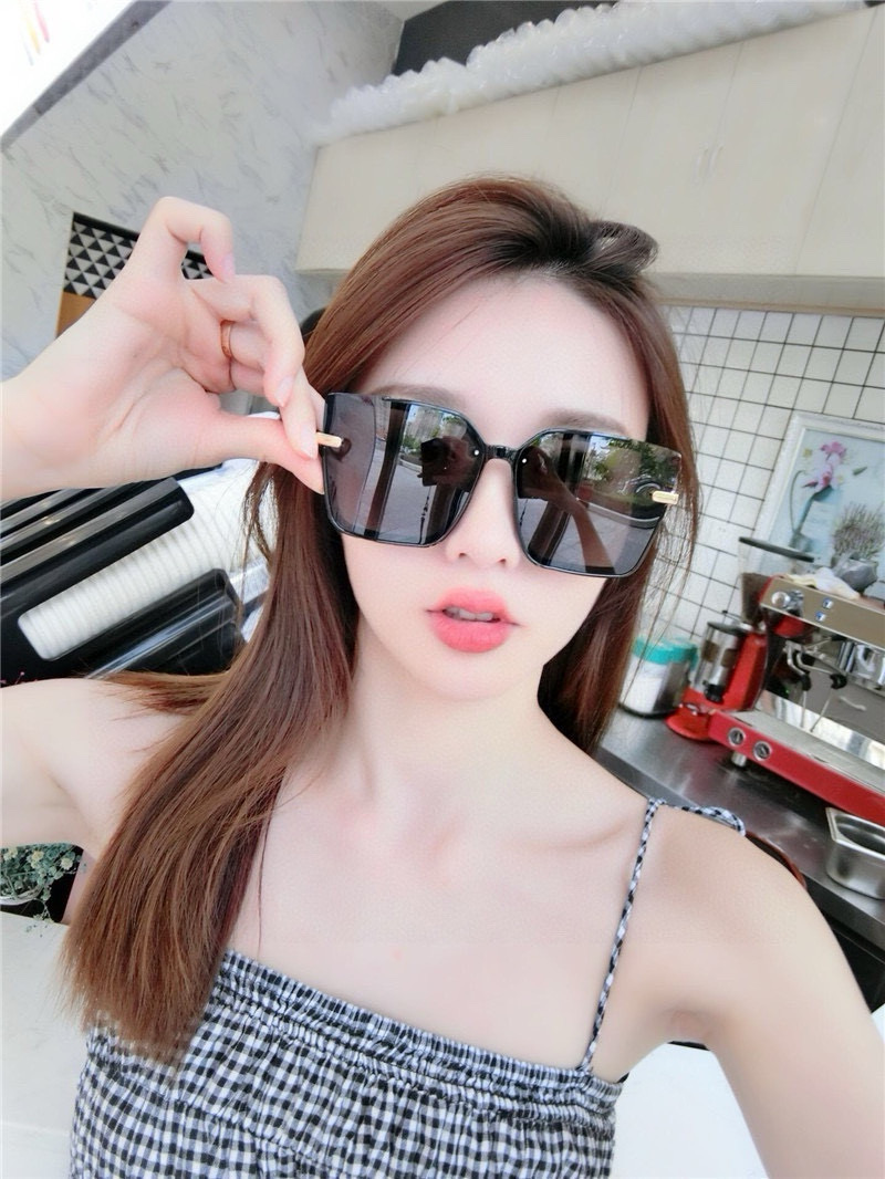 NO:373115,Chanel Women's Sunglasses 2025 New Style The most fashionable and fashionable sunglasses must have for travelers [grin] [grin] High-end metal diamond-set with Polaroid ultra-definition polarized sunglasses, the design is full of high quality. 3 colors are available. Model CH505 glasses, sunglasses, glasses, chanel19860909香奈儿 女士太阳镜2025 新款 最潮时尚太阳镜出行必备潮人必备[呲牙][呲牙] 高档金属镶钻搭配宝丽来超清偏光太阳镜片,设计尽显高大上 3色可选 型号CH505眼镜墨镜太阳镜,眼镜,chanel,glasses