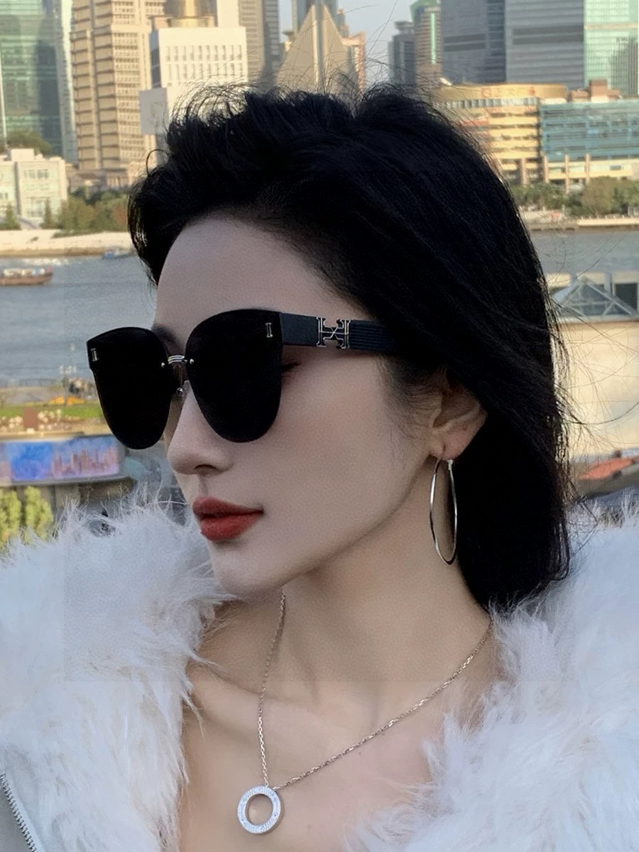   爱马仕   经典的方框设计，不挑脸型，无论搭配大衣还是连衣裙都非常显气质镜片预防紫外线 型号：H01