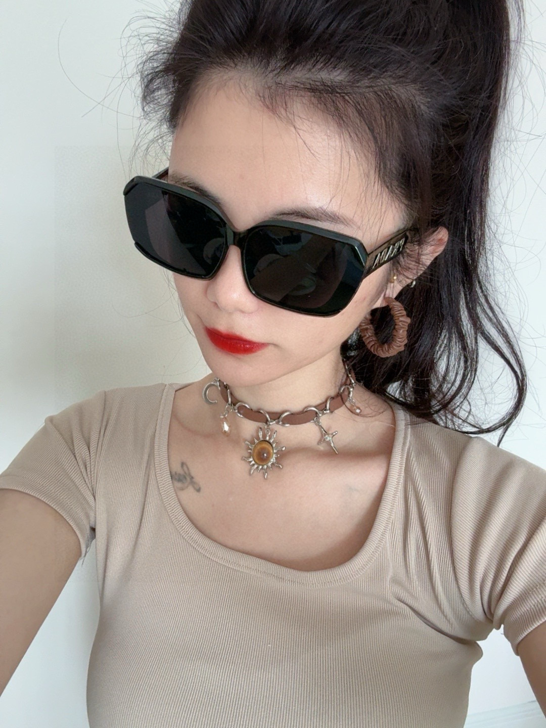 NO:373134,Prada Square frame sunglasses Sunglasses Classic square frame design, not picky about face shape, it shows temperament whether it is matched with a coat or a dress, preventing UV rays Model Model Glasses Sunglasses, Glasses, Prada, Skirts19860909普拉达 方框太阳镜墨镜经典的方框设计,不挑脸型,无论搭配大衣还是连衣裙都非常显气质 预防紫外线 型号型号眼镜墨镜太阳镜,眼镜,prada,skirts,glasses