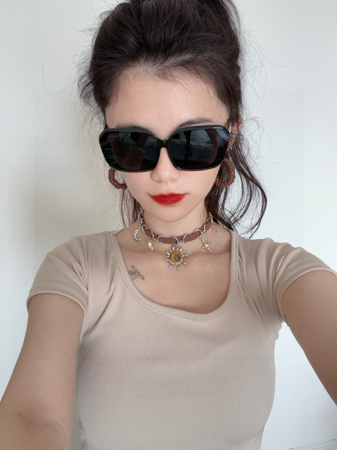   普拉达 方框太阳镜墨镜经典的方框设计，不挑脸型，无论搭配大衣还是连衣裙都非常显气质 预防紫外线  型