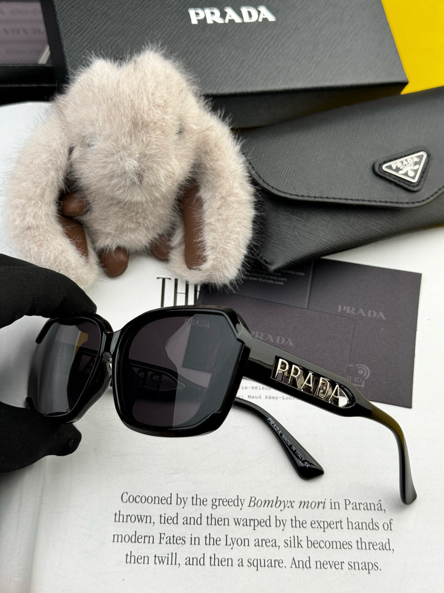   普拉达 方框太阳镜墨镜经典的方框设计，不挑脸型，无论搭配大衣还是连衣裙都非常显气质 预防紫外线  型