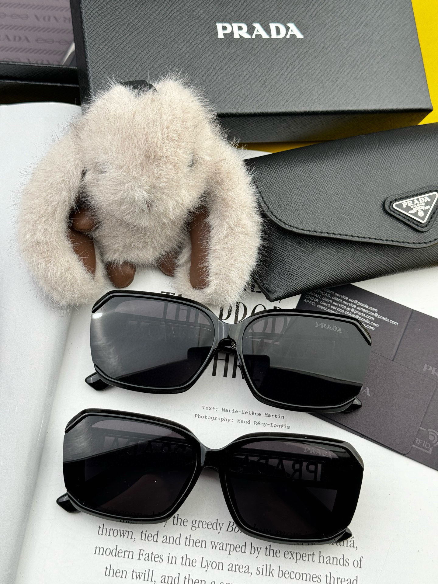   普拉达 方框太阳镜墨镜经典的方框设计，不挑脸型，无论搭配大衣还是连衣裙都非常显气质 预防紫外线  型