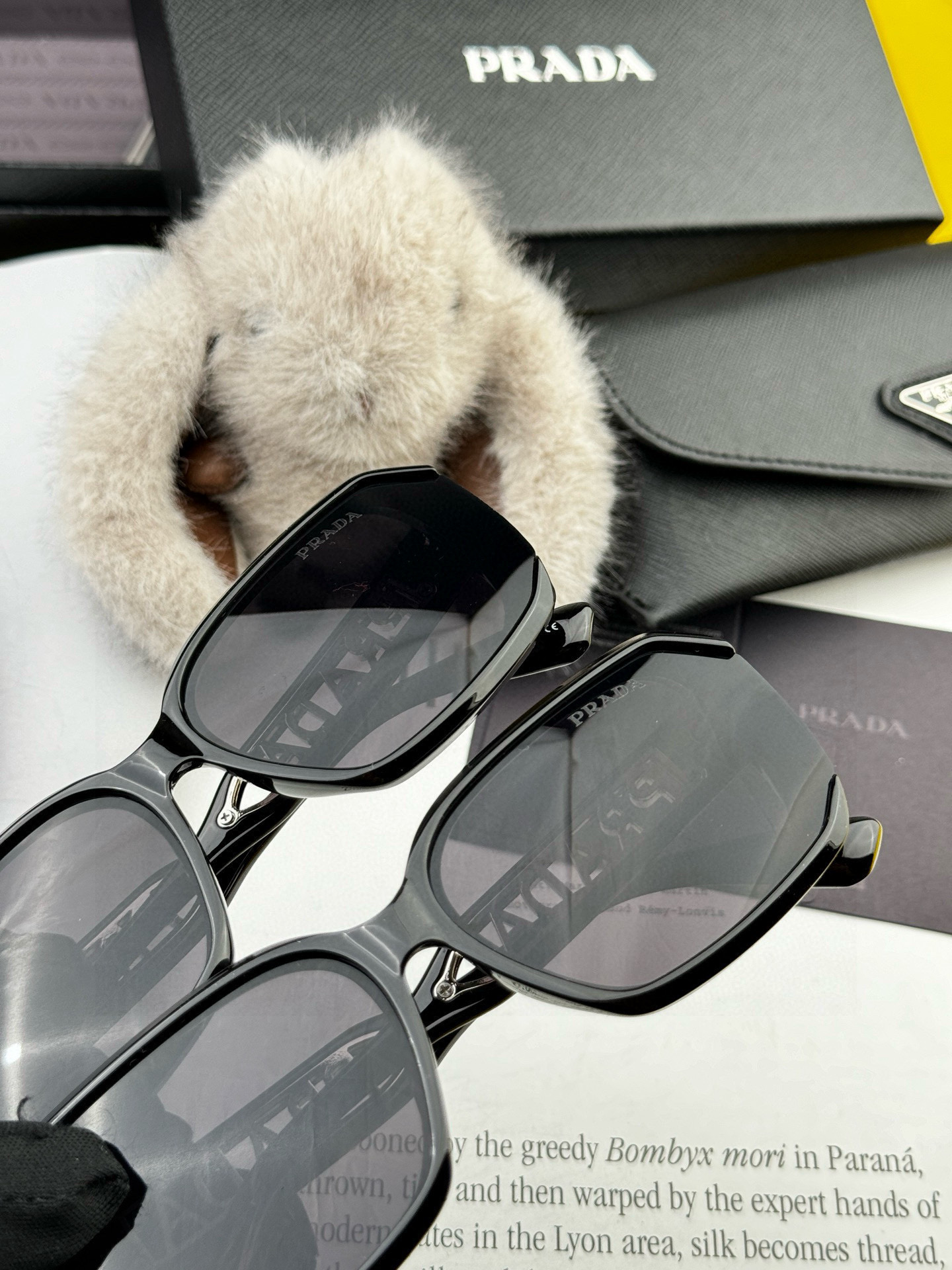   普拉达 方框太阳镜墨镜经典的方框设计，不挑脸型，无论搭配大衣还是连衣裙都非常显气质 预防紫外线  型