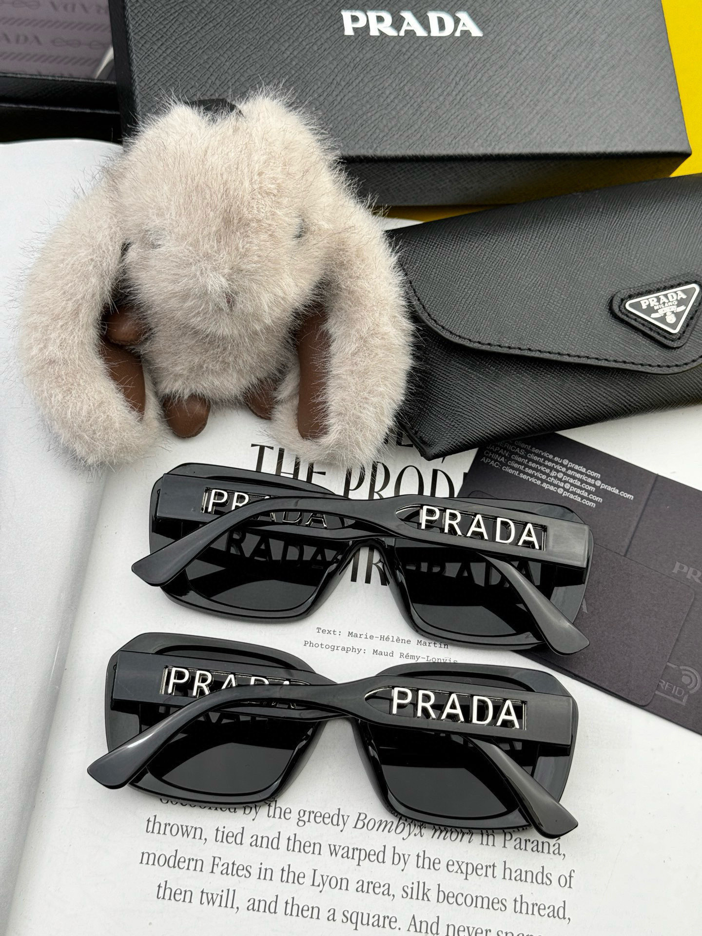   普拉达 方框太阳镜墨镜经典的方框设计，不挑脸型，无论搭配大衣还是连衣裙都非常显气质 预防紫外线  型