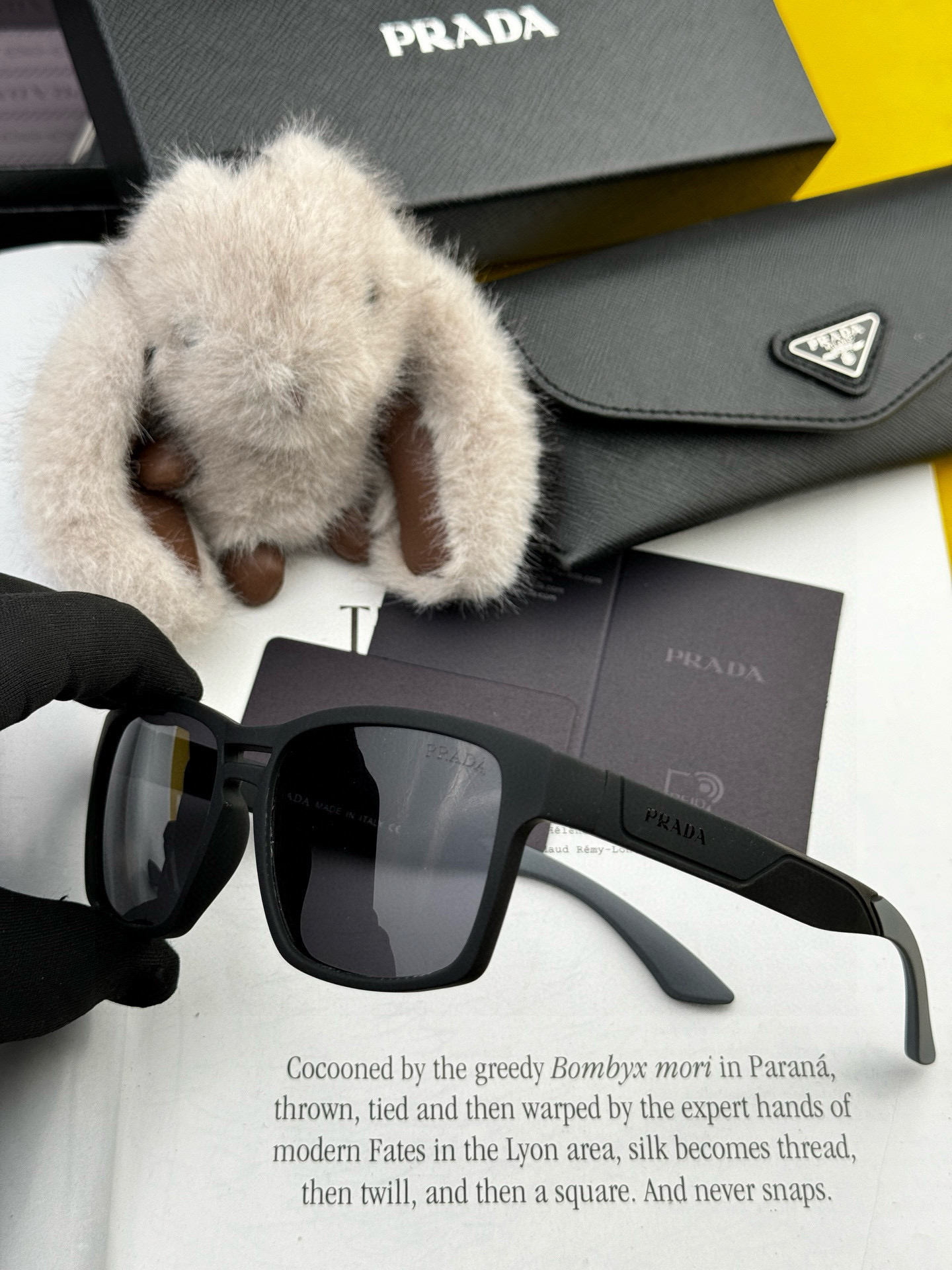   普拉达 方框太阳镜墨镜经典的方框设计，不挑脸型，无论怎么搭配都非常显气质 预防紫外线  型号：型号：