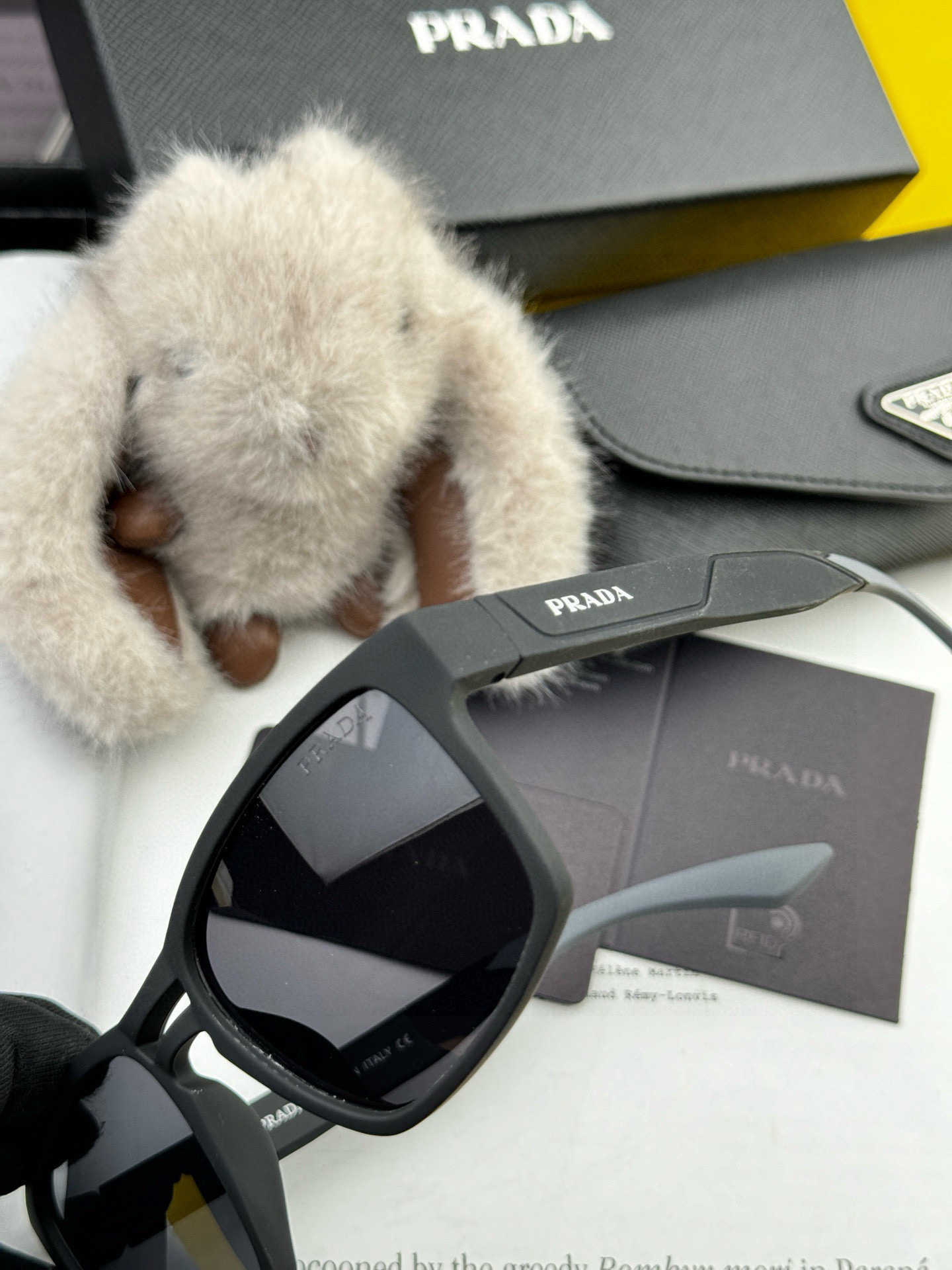   普拉达 方框太阳镜墨镜经典的方框设计，不挑脸型，无论怎么搭配都非常显气质 预防紫外线  型号：型号：