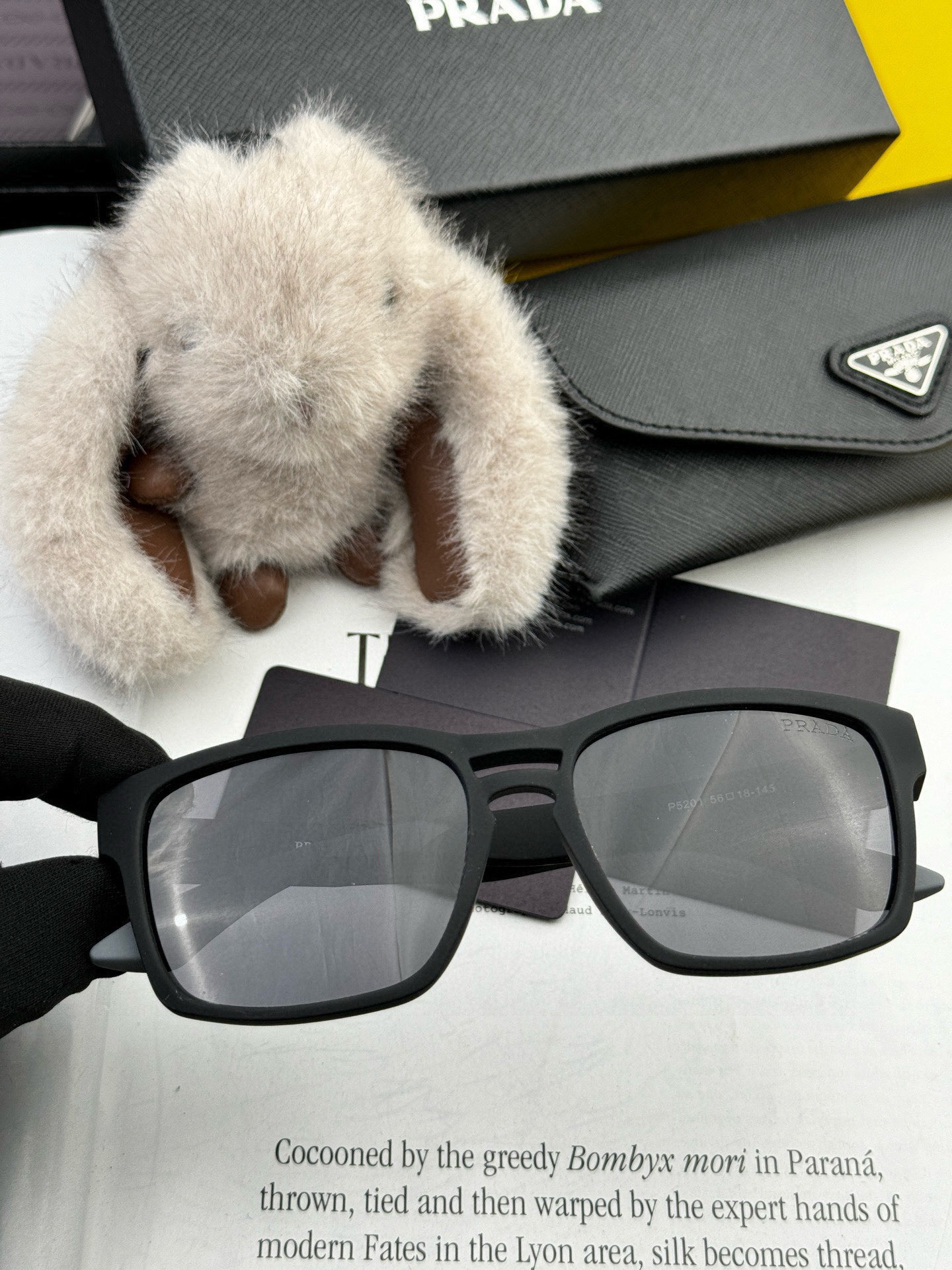   普拉达 方框太阳镜墨镜经典的方框设计，不挑脸型，无论怎么搭配都非常显气质 预防紫外线  型号：型号：