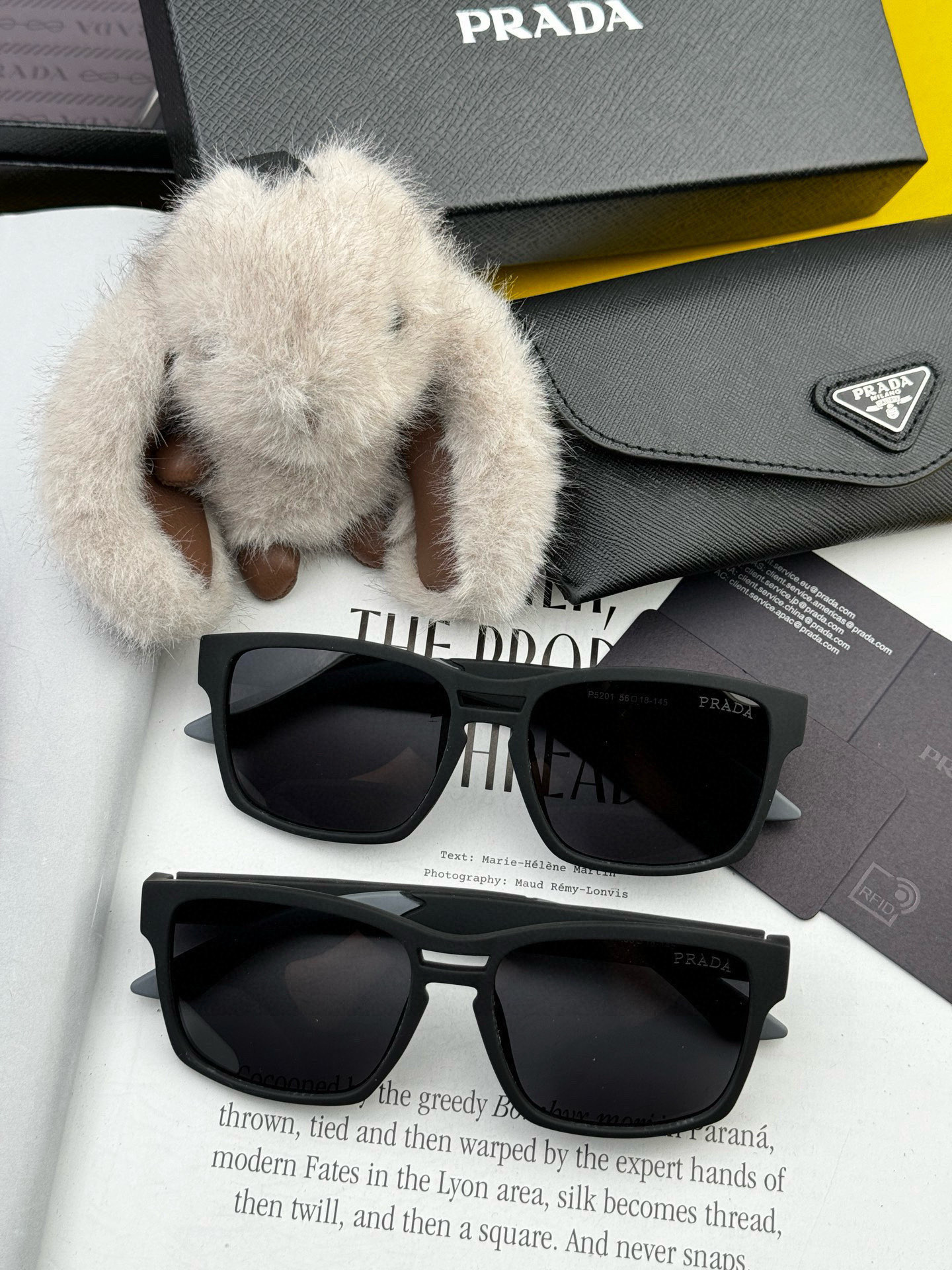   普拉达 方框太阳镜墨镜经典的方框设计，不挑脸型，无论怎么搭配都非常显气质 预防紫外线  型号：型号：