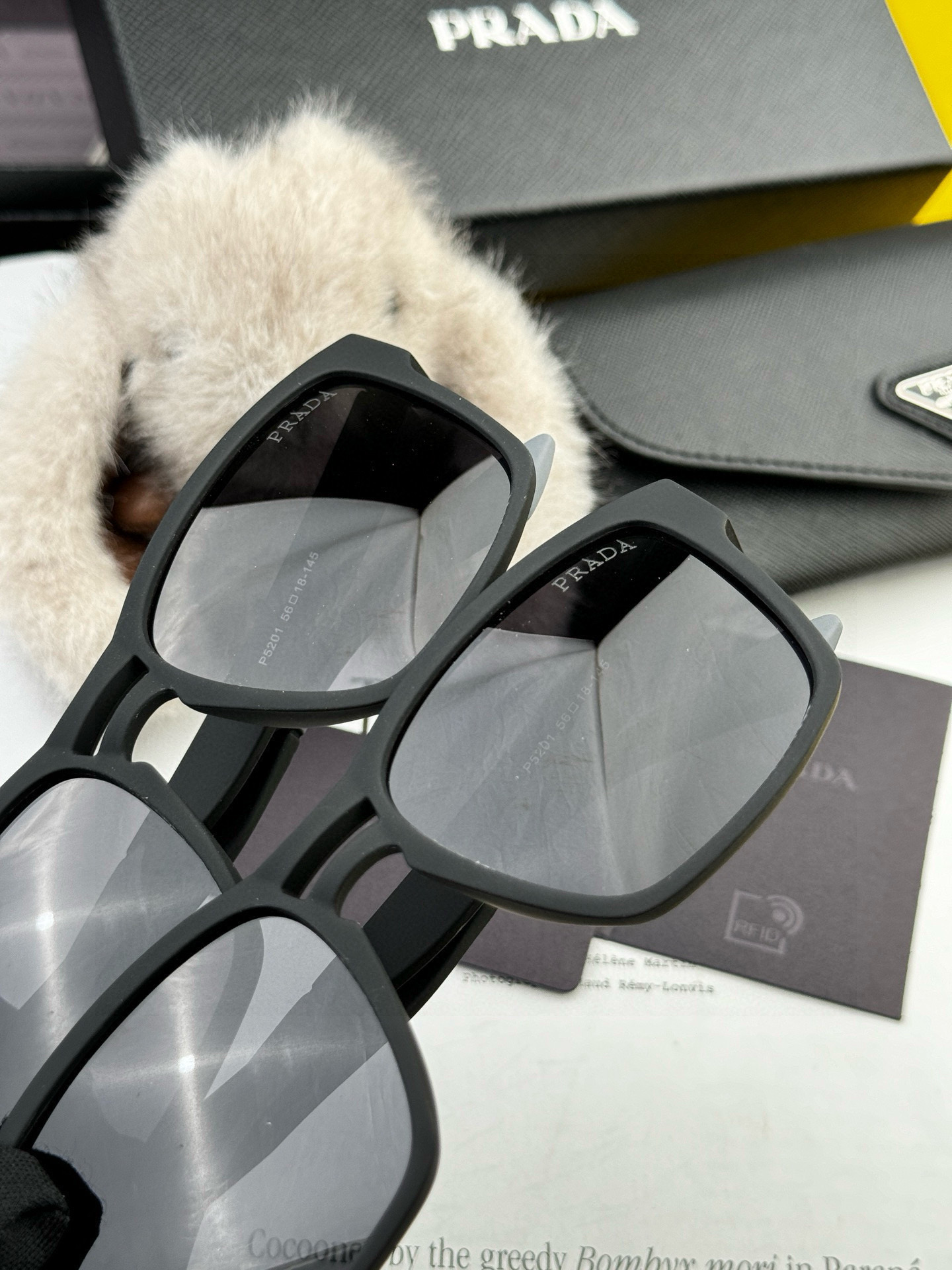   普拉达 方框太阳镜墨镜经典的方框设计，不挑脸型，无论怎么搭配都非常显气质 预防紫外线  型号：型号：