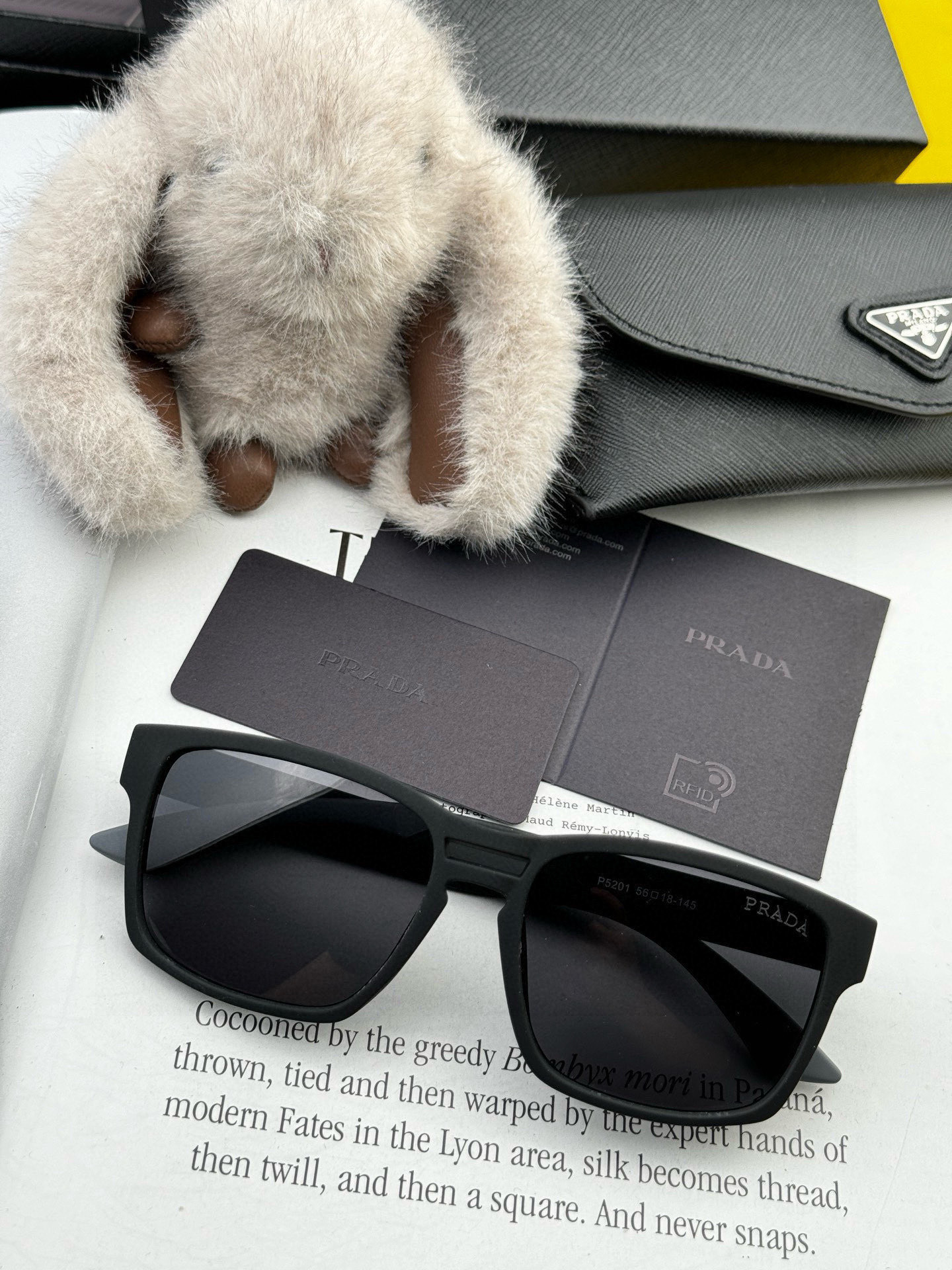   普拉达 方框太阳镜墨镜经典的方框设计，不挑脸型，无论怎么搭配都非常显气质 预防紫外线  型号：型号：