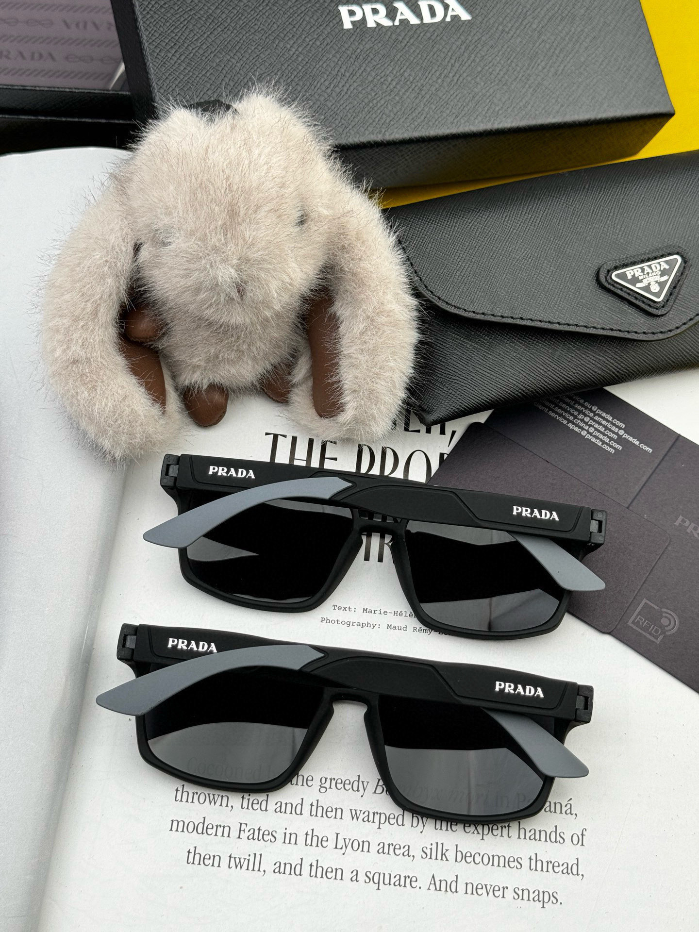   普拉达 方框太阳镜墨镜经典的方框设计，不挑脸型，无论怎么搭配都非常显气质 预防紫外线  型号：型号：