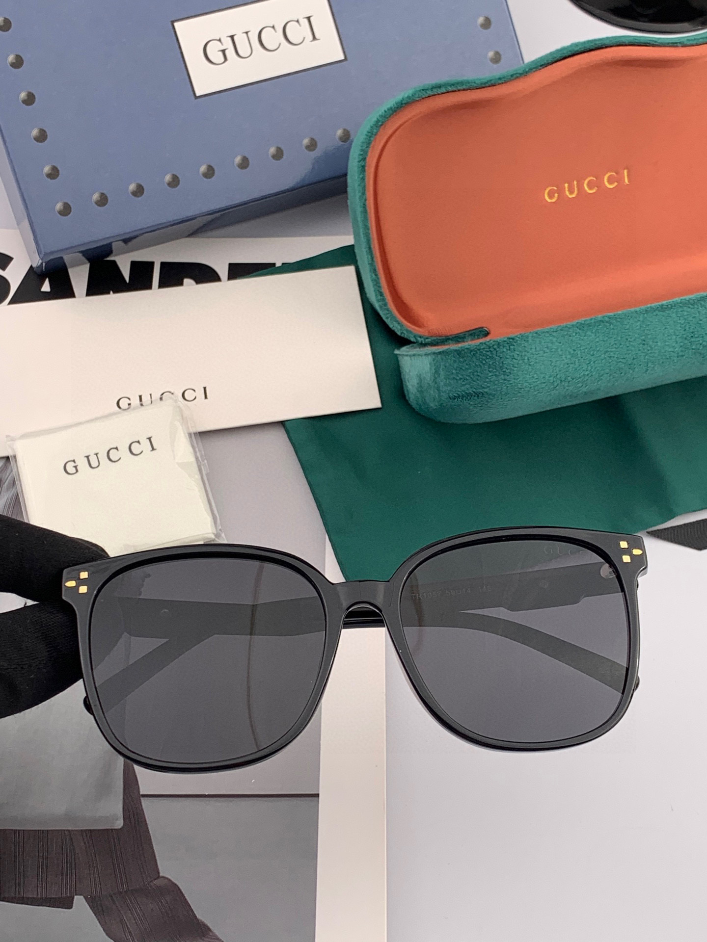   超好看 潮酷【GUCCI】古驰 新款款太阳镜以独特魅力和前卫风格诠释春夏最新眼镜，以方框设计，中梁连