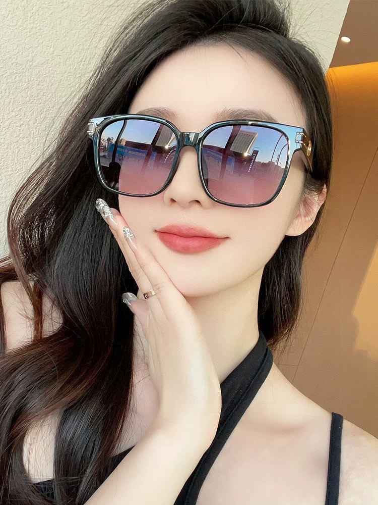  GUCCI 2025开春新款 最新款方框太阳镜 各路网红纷纷带起气场满分‼️ 俏皮甜美.上脸效果更佳.