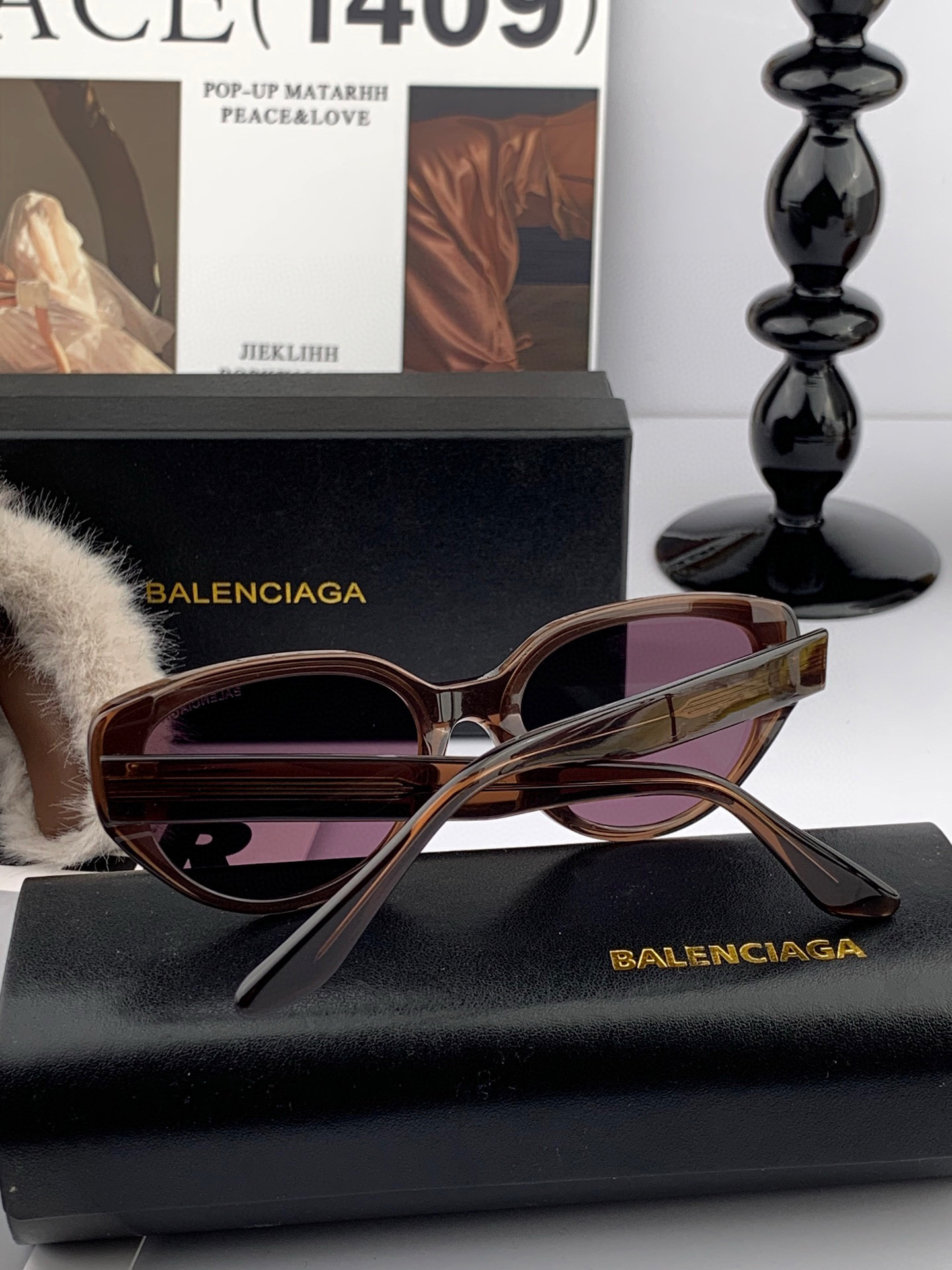   巴黎世家2025开春新款一体镜 小框太阳镜男女同款 😎 
爆款大框尼龙太阳镜 超逼格超酷 
镜腿品牌