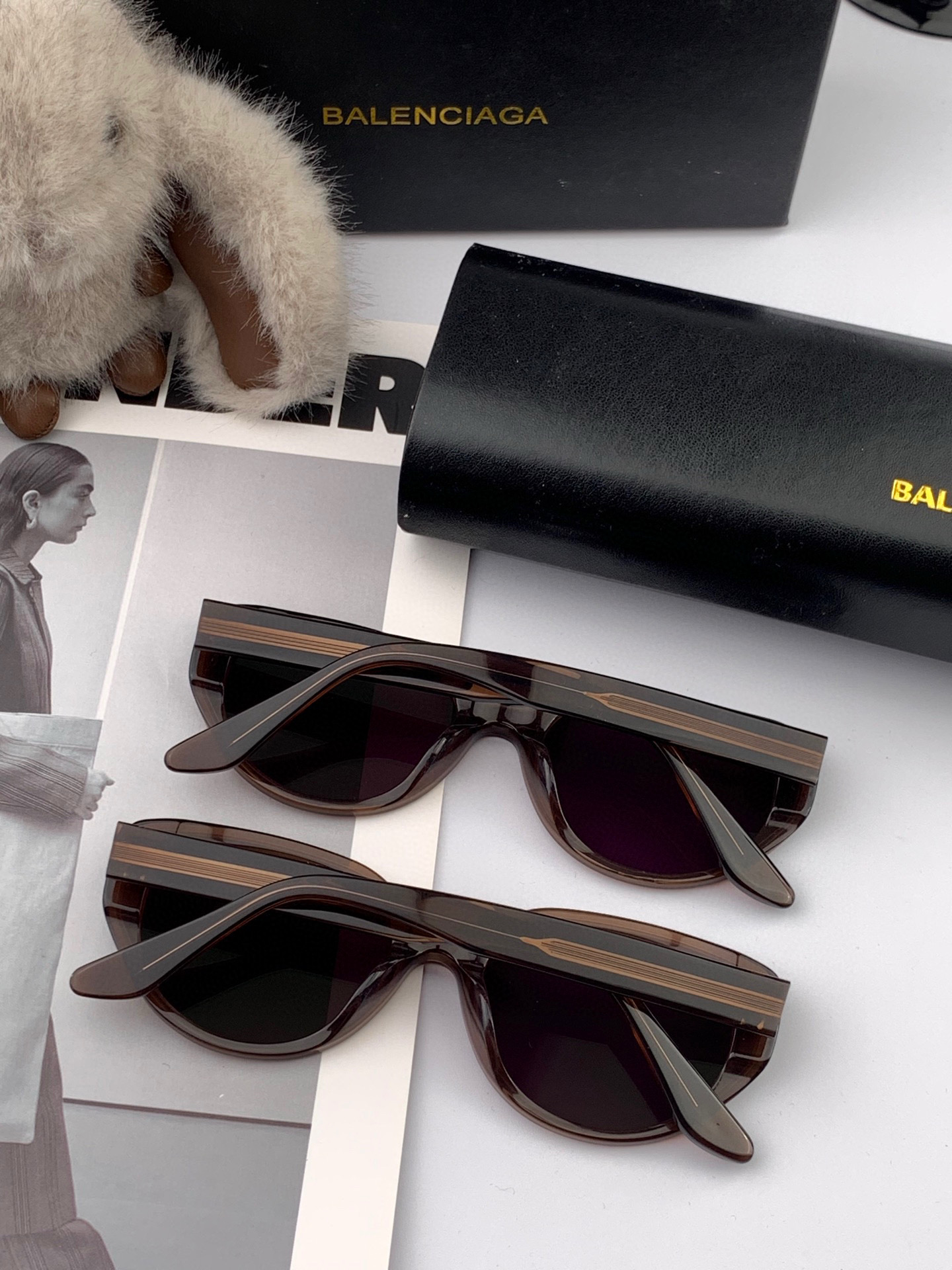   巴黎世家2025开春新款一体镜 小框太阳镜男女同款 😎 
爆款大框尼龙太阳镜 超逼格超酷 
镜腿品牌