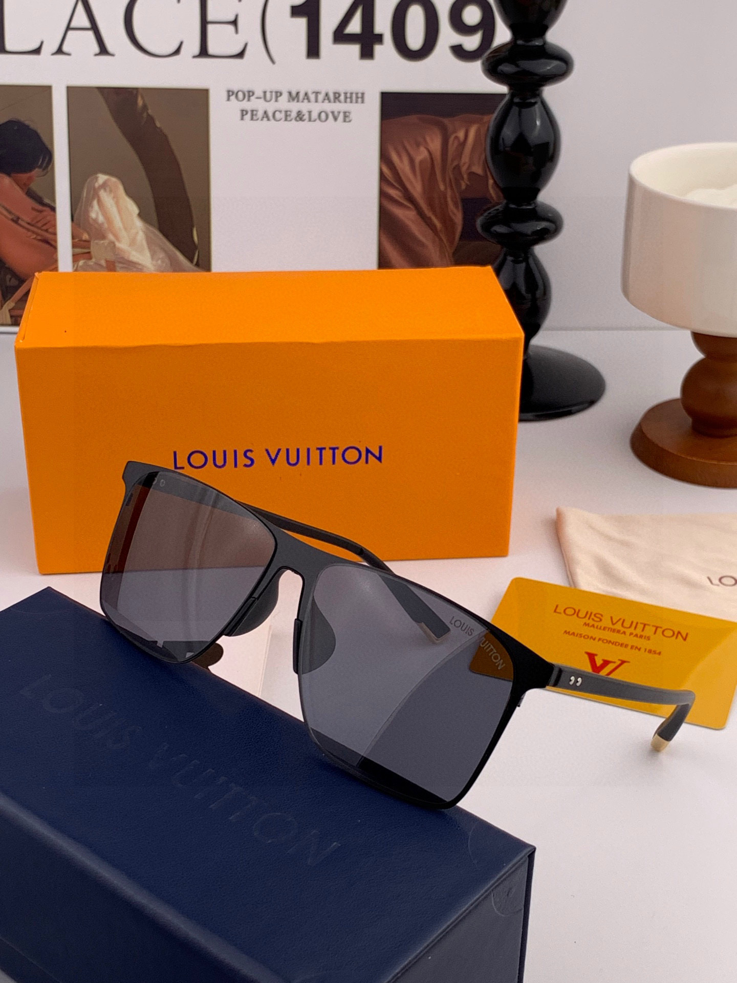       LV 男款炫彩飞行员偏光太阳镜 ❤️材质：高清尼龙加厚卡槽高清偏光镜片 🌹无边框镜架💕颜👍型