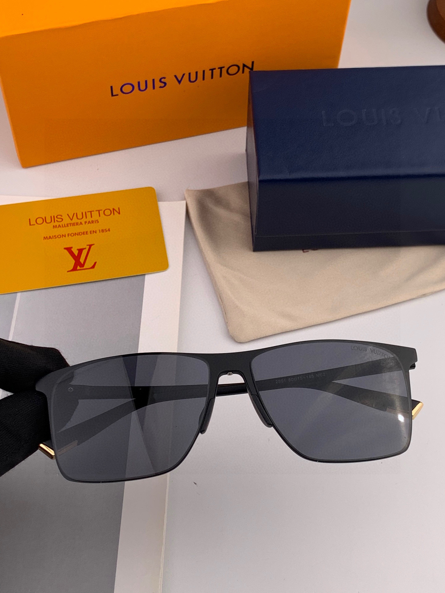       LV 男款炫彩飞行员偏光太阳镜 ❤️材质：高清尼龙加厚卡槽高清偏光镜片 🌹无边框镜架💕颜👍型