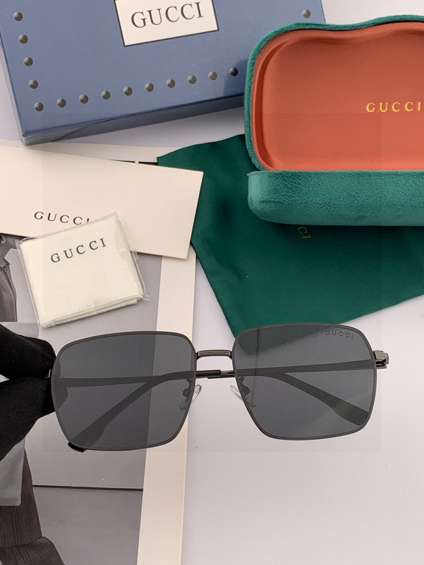        GUCCI 男款炫彩飞行员偏光太阳镜 ❤️材质：高清尼龙加厚卡槽高清偏光镜片 🌹无边框镜架