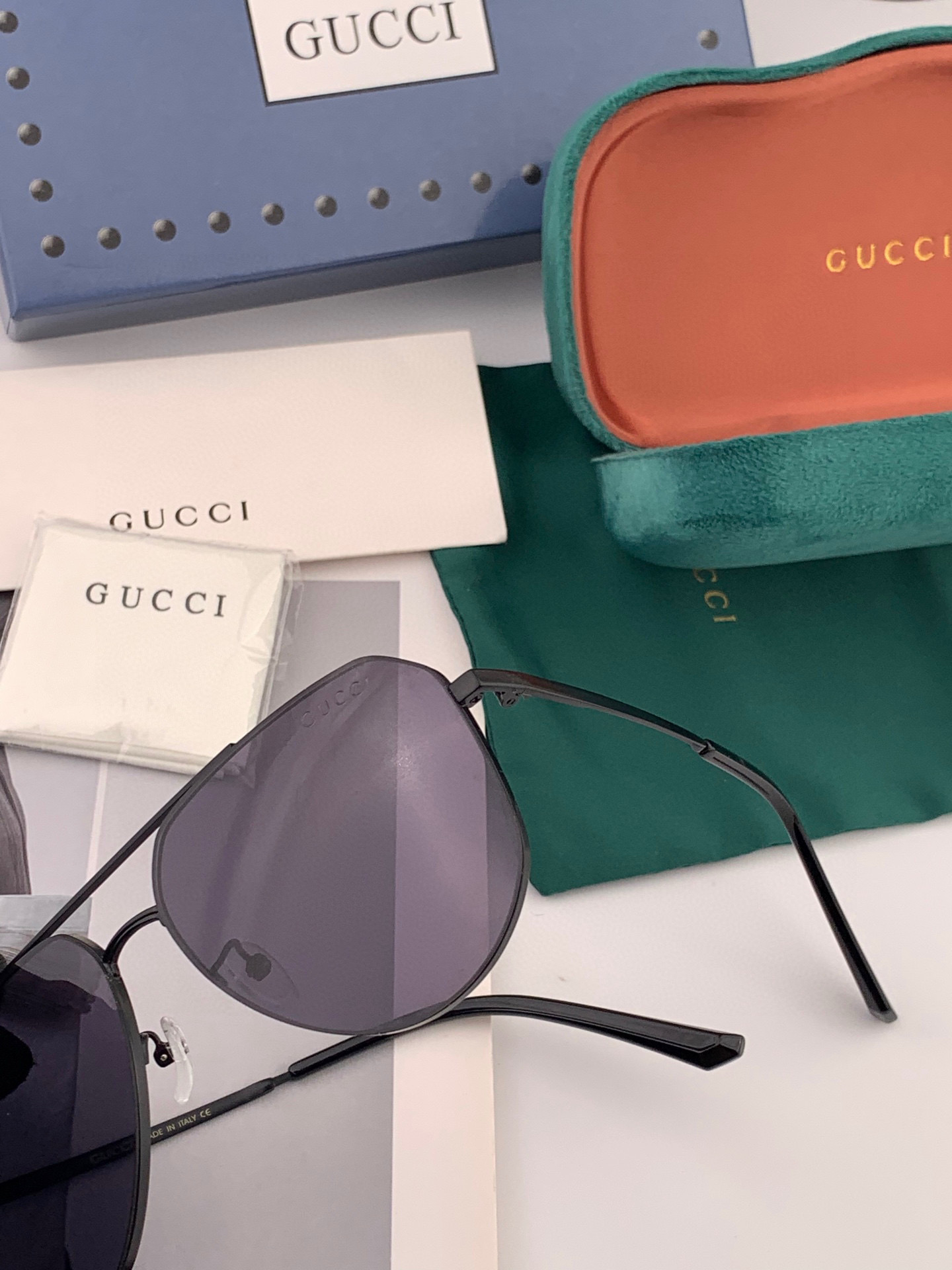         GUCCI 男款炫彩飞行员偏光太阳镜 ❤️材质：高清尼龙加厚卡槽高清偏光镜片 🌹无边框镜