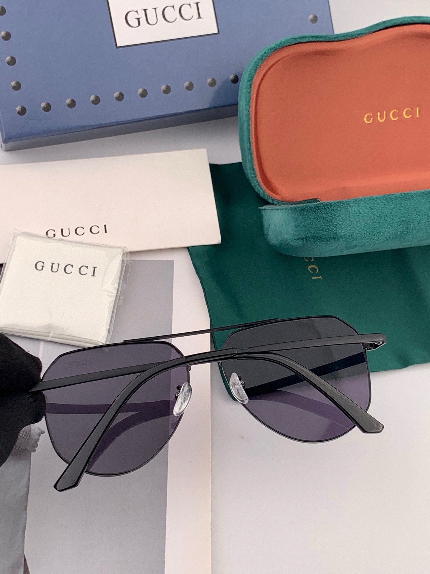         GUCCI 男款炫彩飞行员偏光太阳镜 ❤️材质：高清尼龙加厚卡槽高清偏光镜片 🌹无边框镜