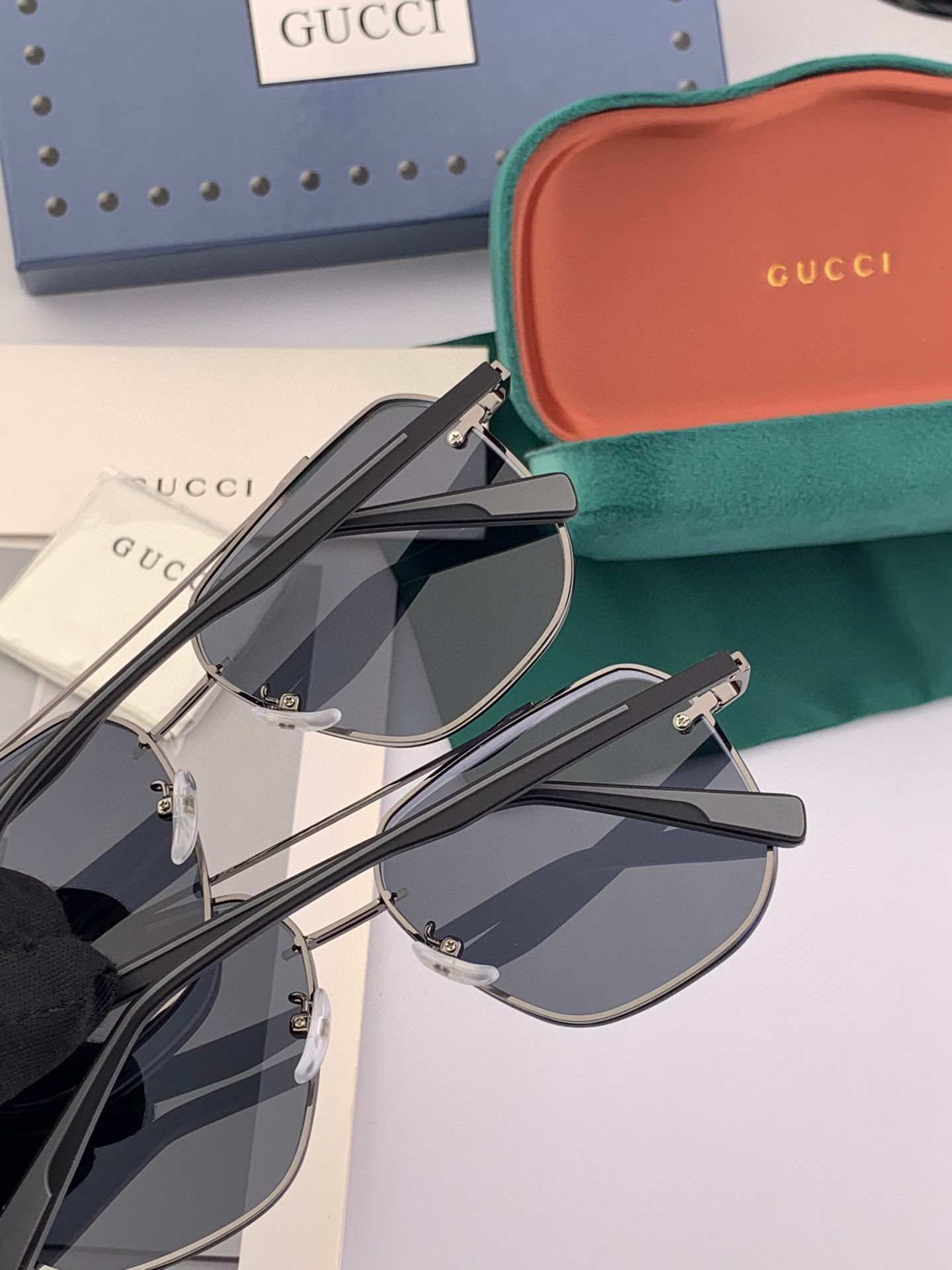         GUCCI 男款炫彩飞行员偏光太阳镜 ❤️材质：高清尼龙加厚卡槽高清偏光镜片 🌹无边框镜