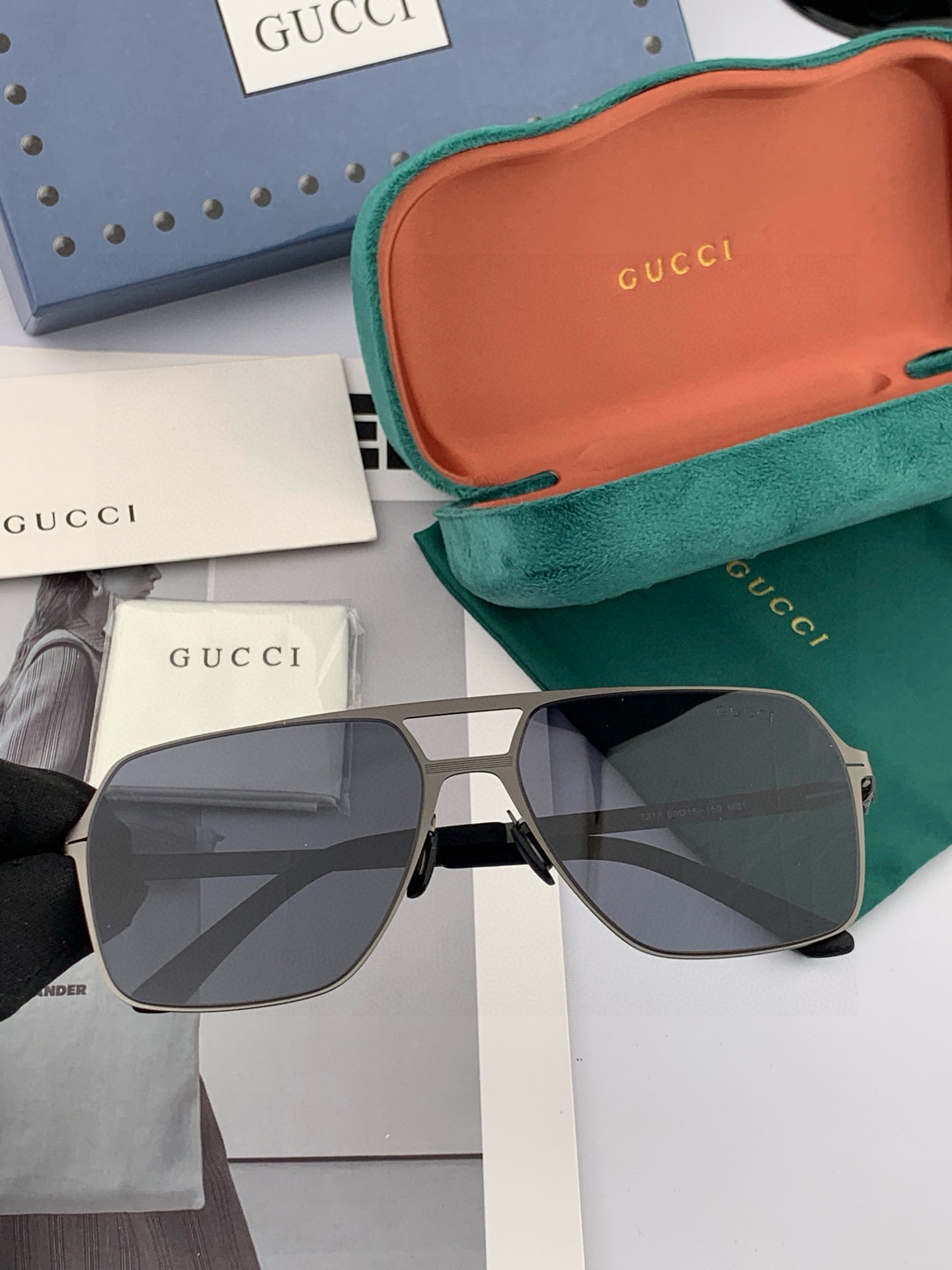       GUCC* 2025 新款男女情侣款太阳iP电镀永不褪色 卖点：超轻超有弹性整幅眼镜无螺丝重