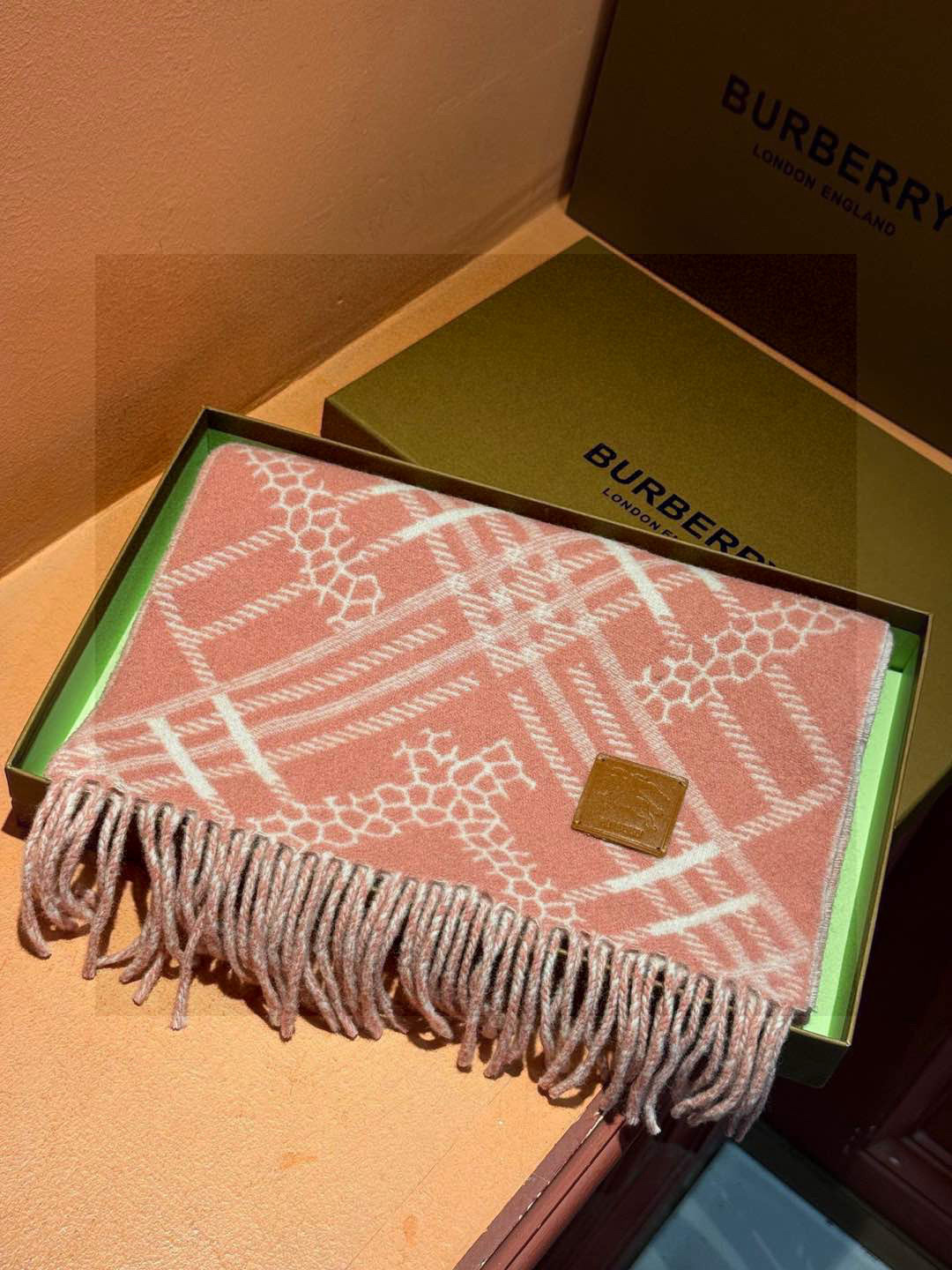   双面围巾 🆕Burberry · 巴宝莉格子围巾❗️好看的要疯掉了，太有型太有魅力了❗️❗️非常斯文