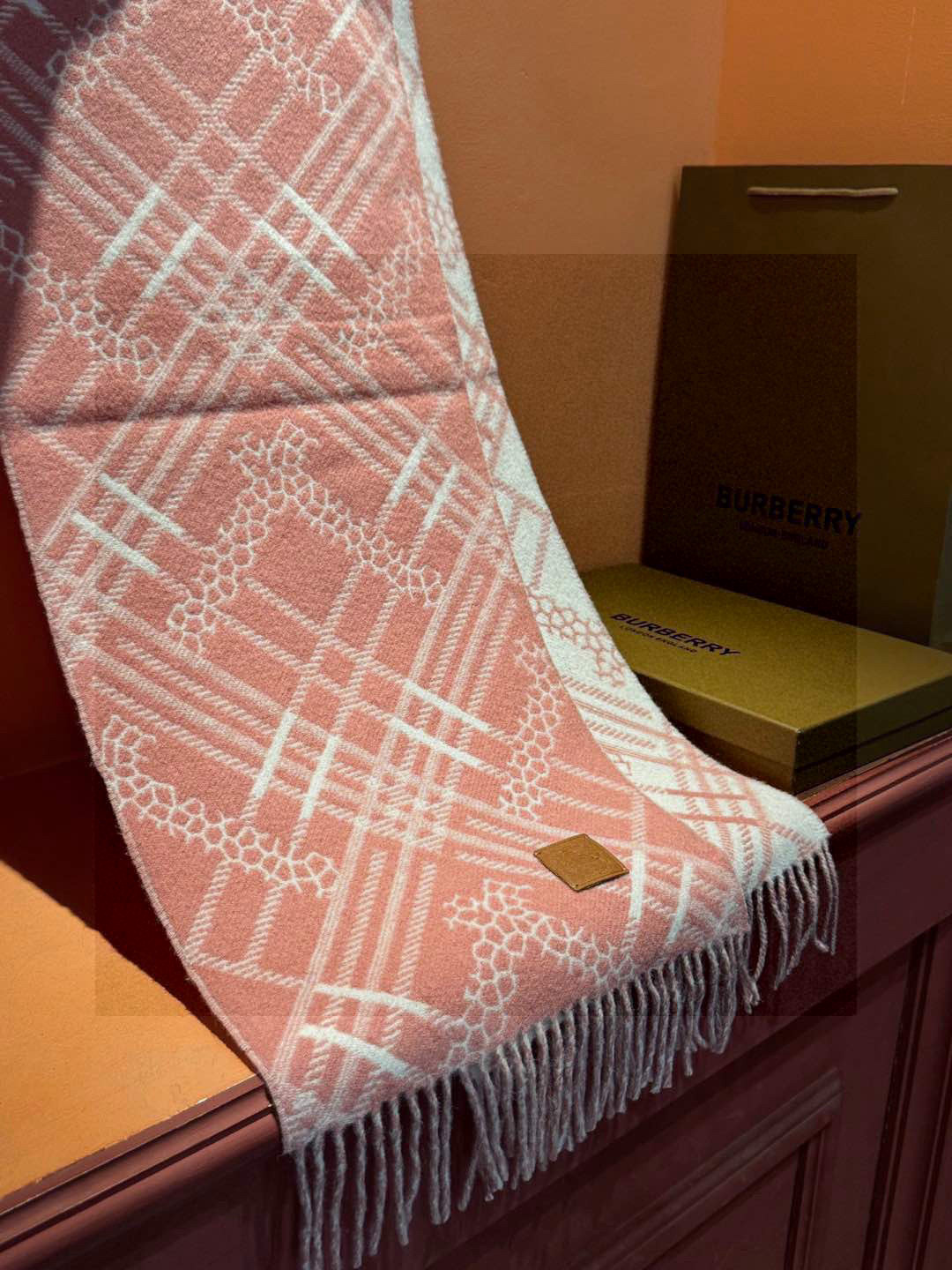   双面围巾 🆕Burberry · 巴宝莉格子围巾❗️好看的要疯掉了，太有型太有魅力了❗️❗️非常斯文